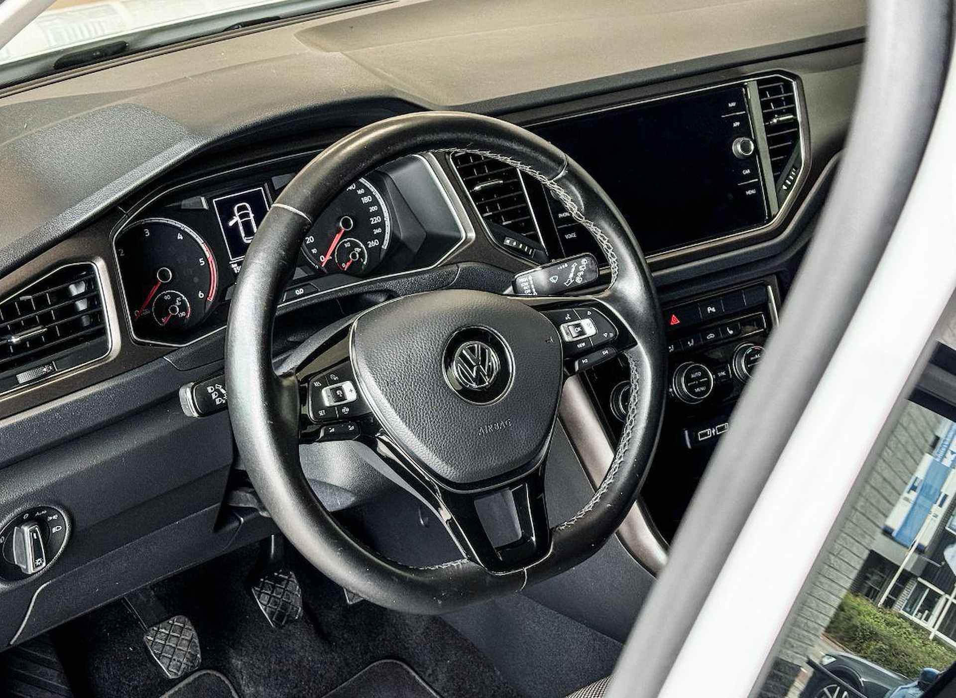 Volkswagen T-Roc 1.6 TDI Style Business | Stoelverwarming | Achter en Voor Camera | LED | Parkeersensoren V&A | Navi | Climate Control | Rijklaar + 12 Maand BOVAG Garantie - 12/27