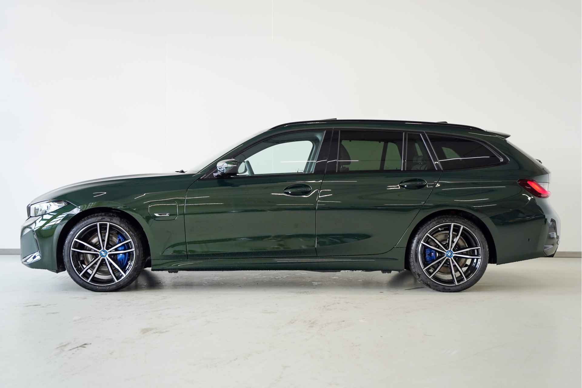 BMW 3 Serie Touring 330e M Sportpakket Individual Aut. - 3/33