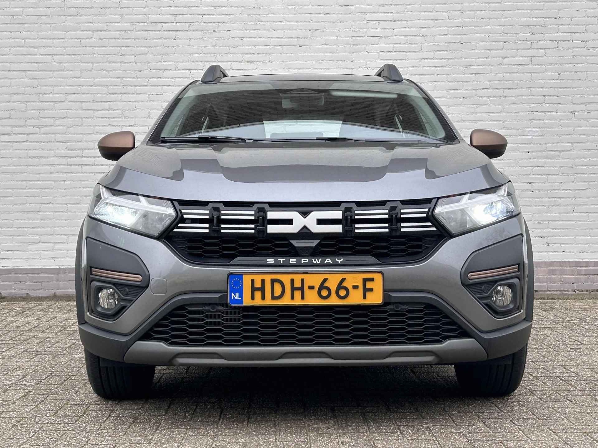 Dacia Sandero Stepway 1.0 TCe 110 Extreme / Demo / Elektrisch glazen schuifdak / Camera / Navigatie / Climate control / Dodehoek detectie / Apple carplay & Android auto / Led / Lichtmetalen velgen / Armsteun / Parkeersensoren voor + achter / - 6/37