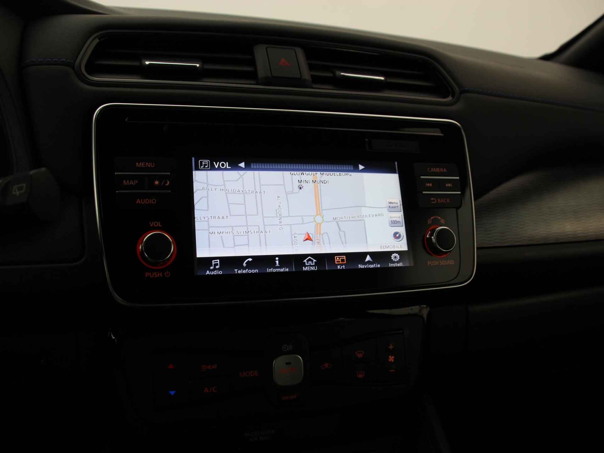 Nissan LEAF Acenta 40 kWh *SUBSIDIE MOGELIJK* | Navigatie | Camera | Stuur- + Stoelverwarming | Apple Carplay/Android Auto | Dodehoek | Rijklaarprijs! - 15/29