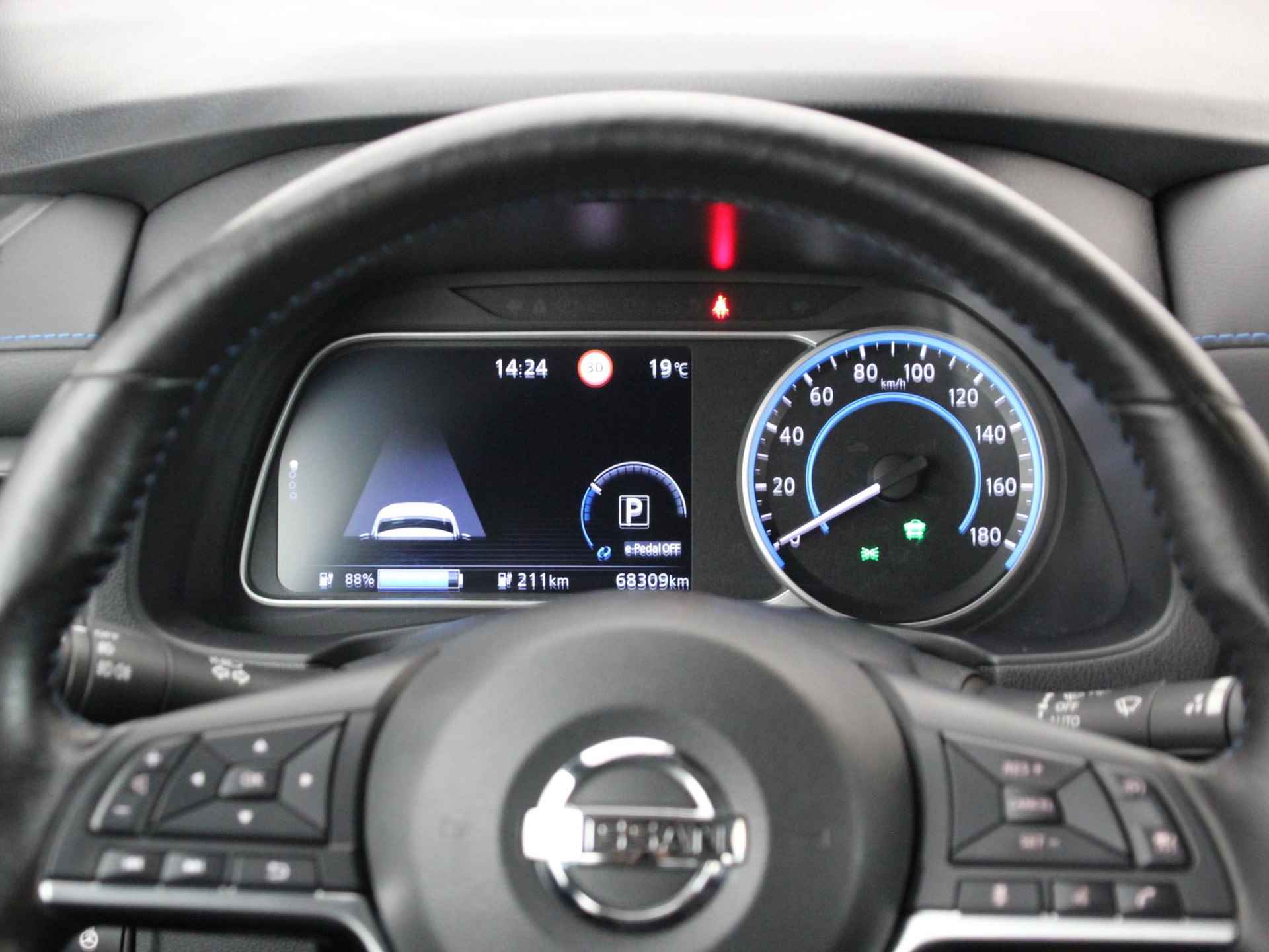 Nissan LEAF Acenta 40 kWh *SUBSIDIE MOGELIJK* | Navigatie | Camera | Stuur- + Stoelverwarming | Apple Carplay/Android Auto | Dodehoek | Rijklaarprijs! - 28/29