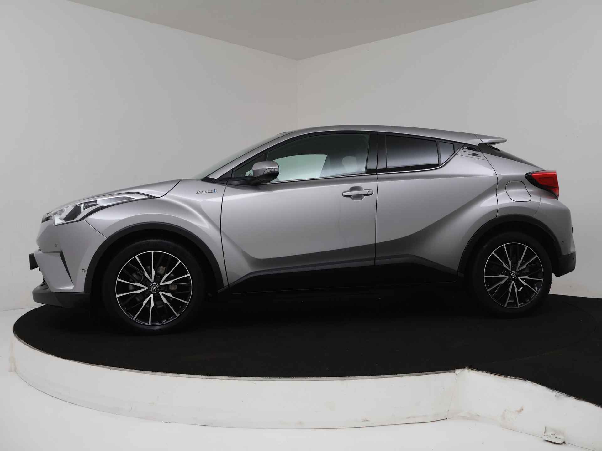 Toyota C-HR 1.8 Hybrid Executive | JBL | Navigatie | Adaptive Cruise Control | Trekhaak | LM velgen | Parkeerhulp | - 4/42