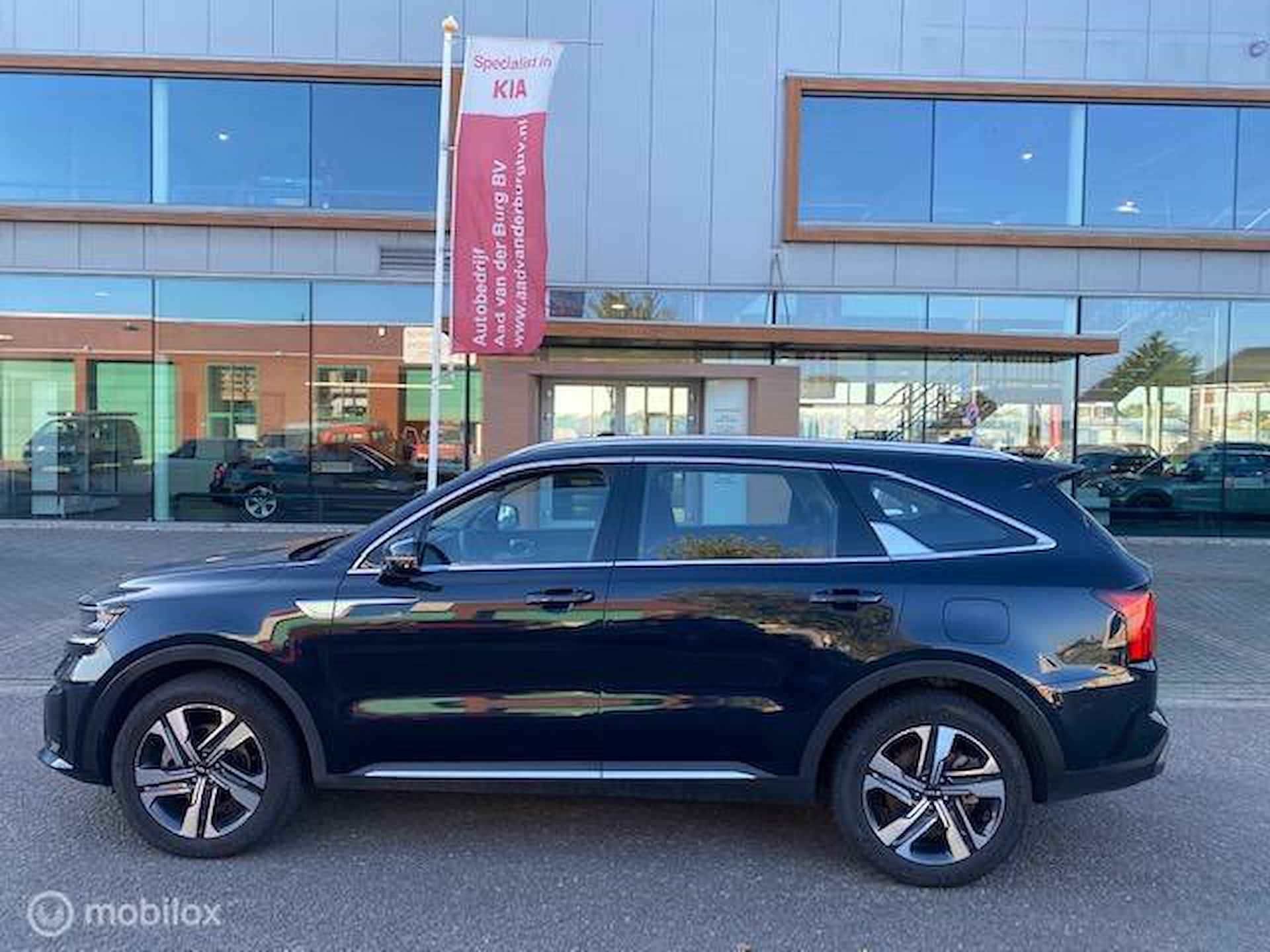 Sorento 1.6T 267pk PHEV Hybrid 7 Pers. 4WD Automaat Edition , 55 km volledig elektrisch rijden hierna hybride aandrijving. Trekhaak , Navi , Apple Carplay - Android Auto , Parkeerhulp Voor& Achter . Stoel & Stuur verwarming , 7 jaar fabrieksgarantie - 2/31