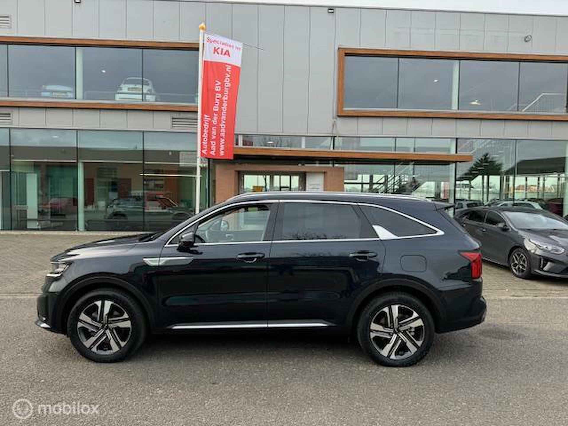 Sorento 1.6T 267pk PHEV Hybrid 7 Pers. 4WD Automaat Edition , 55 km volledig elektrisch rijden hierna hybride aandrijving. Trekhaak , Navi , Apple Carplay - Android Auto , Parkeerhulp Voor& Achter . Stoel & Stuur verwarming , 7 jaar fabrieksgarantie - 2/31