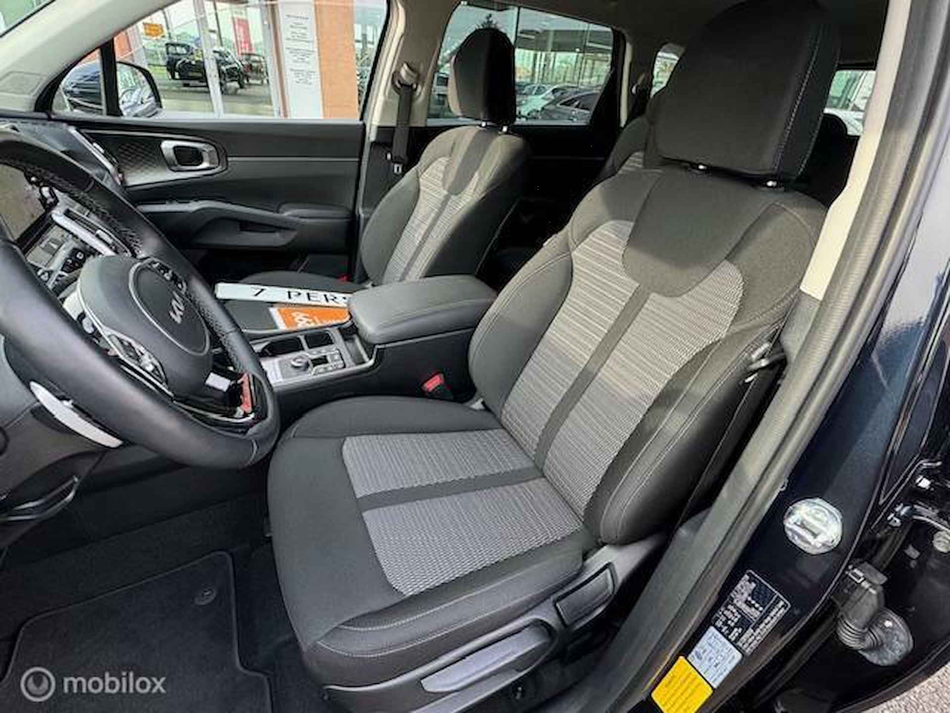 Sorento 1.6T 267pk PHEV Hybrid 7 Pers. 4WD Automaat Edition , 55 km volledig elektrisch rijden hierna hybride aandrijving. Trekhaak , Navi , Apple Carplay - Android Auto , Parkeerhulp Voor& Achter . Stoel & Stuur verwarming , 7 jaar fabrieksgarantie - 16/31