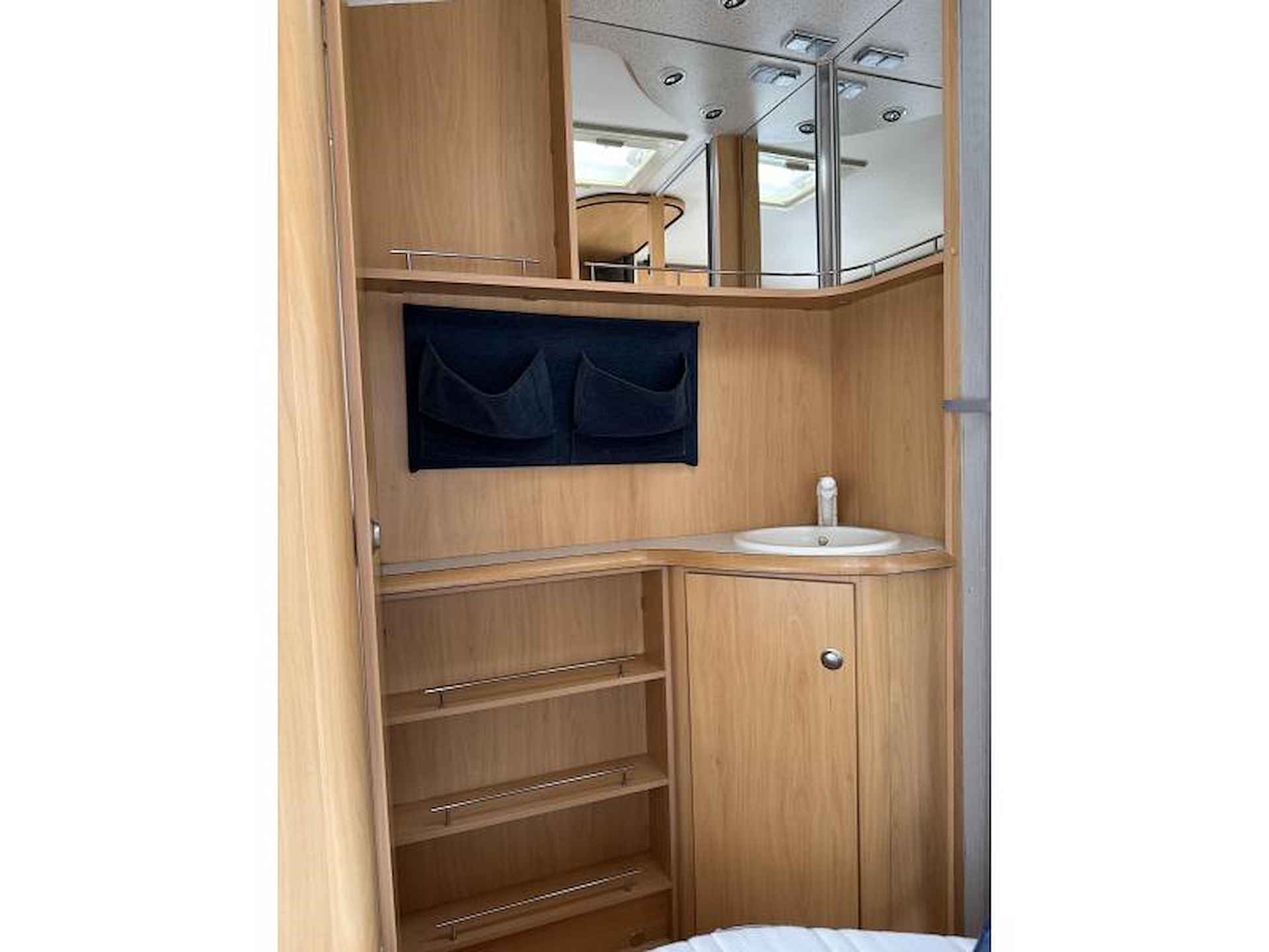 Beyerland Sprinter Lite 390 FB lichtgewicht en vast bed - 20/25