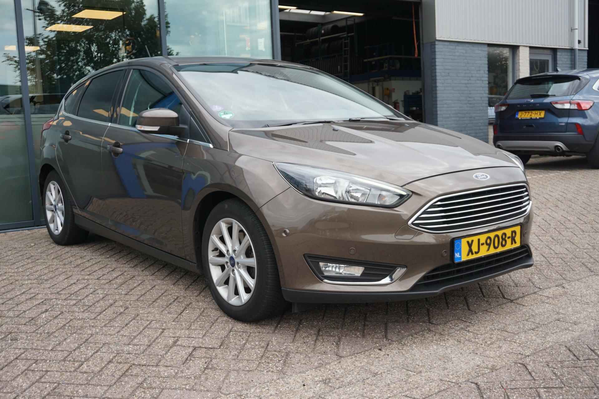 Ford Focus 1.0 Titanium 125PK Winterpack Cruise Navi Climate Parkeersensoren Keyless Privacy Glass Trekhaak *1ste Eigenaar* - 2/31