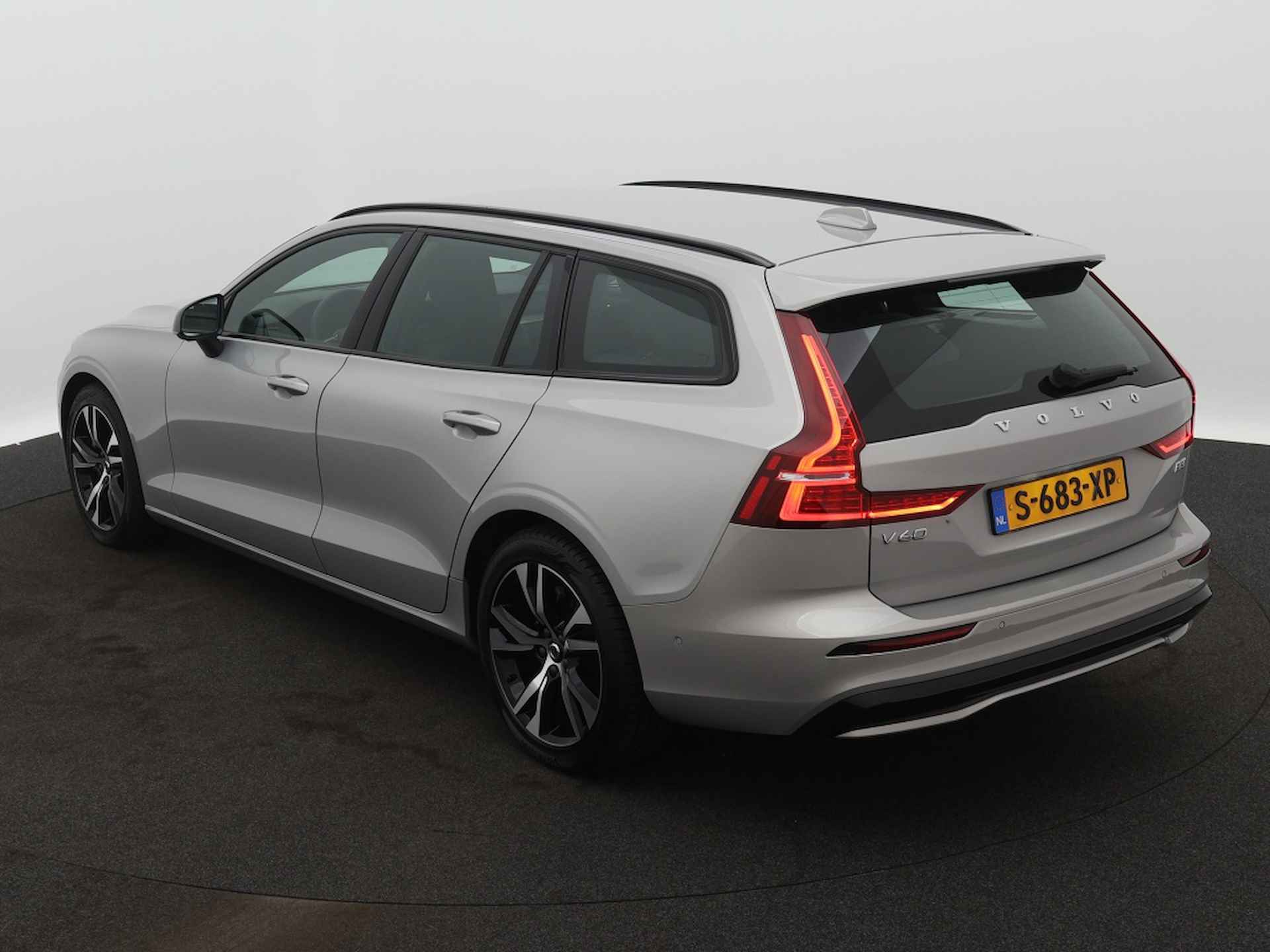 Volvo V60 2.0 B3 Plus Dark - 3/33