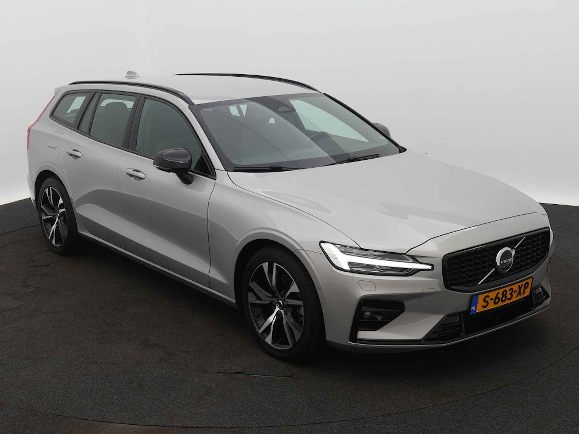 Volvo V60 2.0 B3 Plus Dark - 7/33