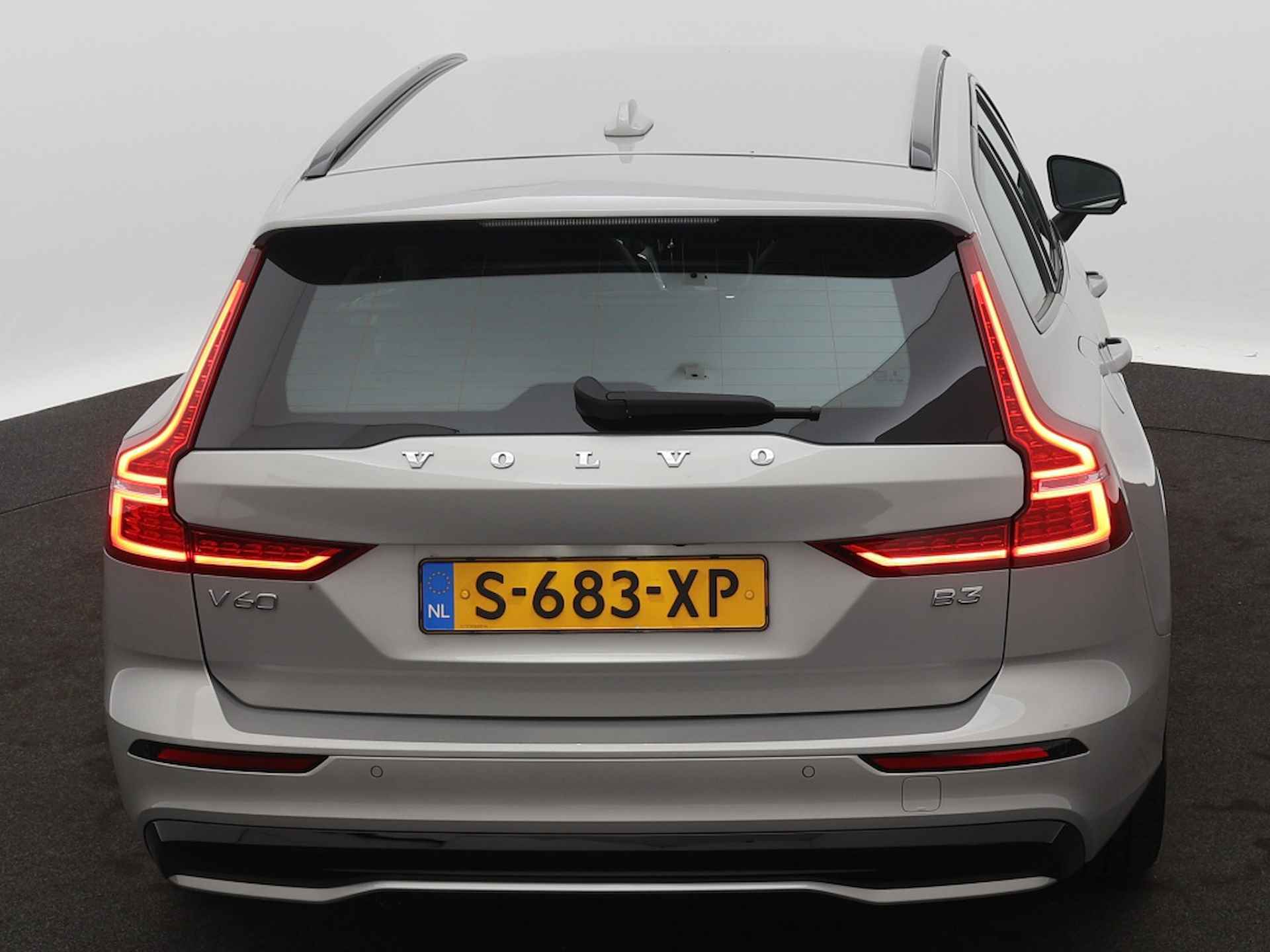 Volvo V60 2.0 B3 Plus Dark - 9/33