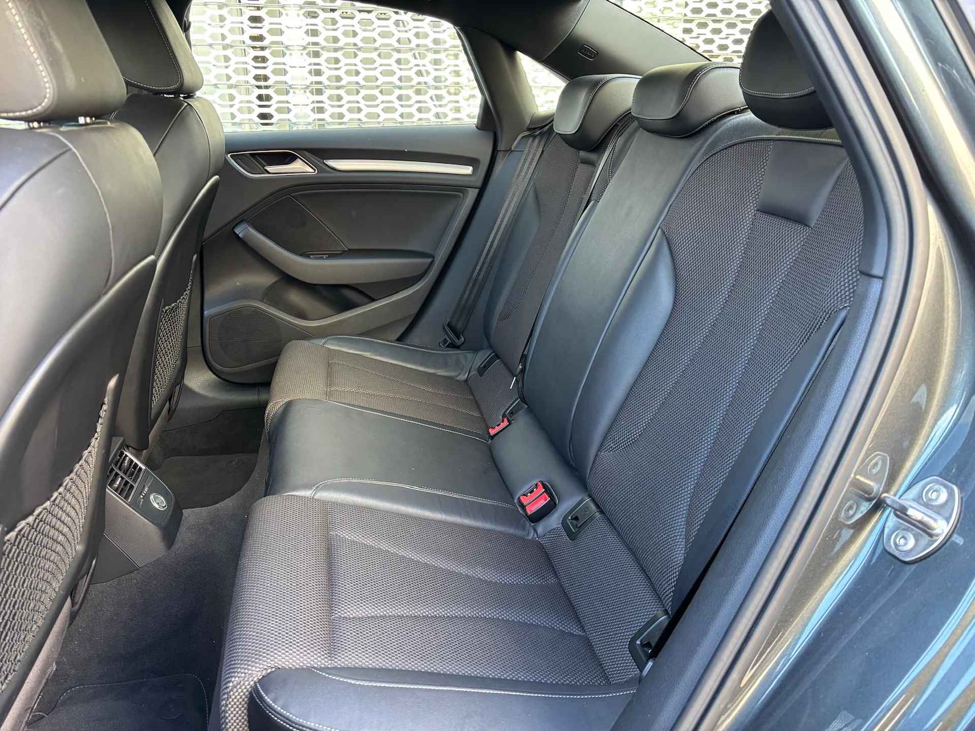 Audi A3 Limousine 1.5 TFSI CoD Sport S Line Edition / Half-Lederen Bekleding / LED / S-Line Exterieur / Sportstoelen - 28/30