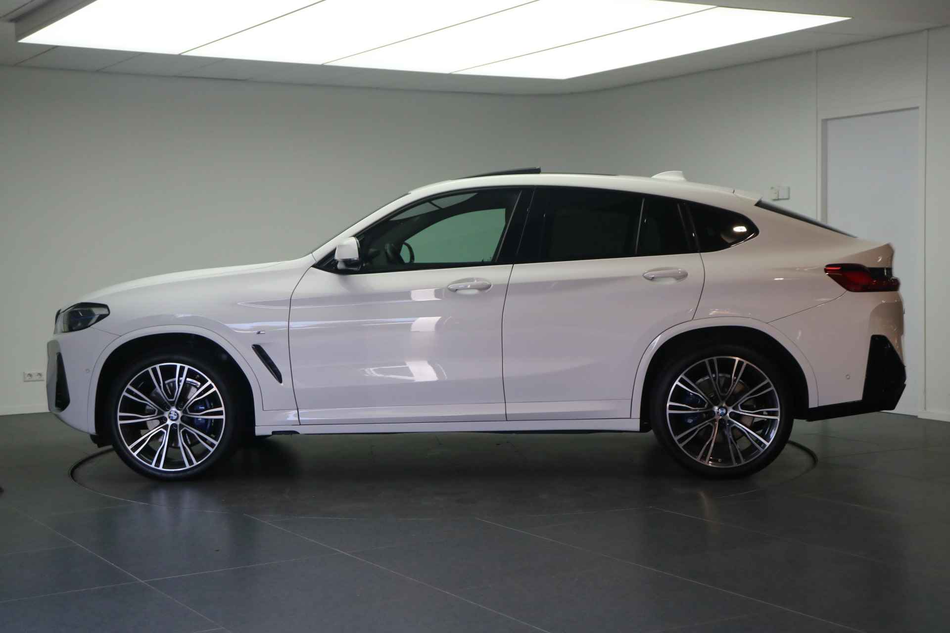 BMW X4 xDrive30i High Executive M Sport Automaat / Panoramadak / Sportstoelen / Stoelverwarming / Laserlight / Parking Assistant / Live Cockpit Professional / M Sportonderstel - 3/28