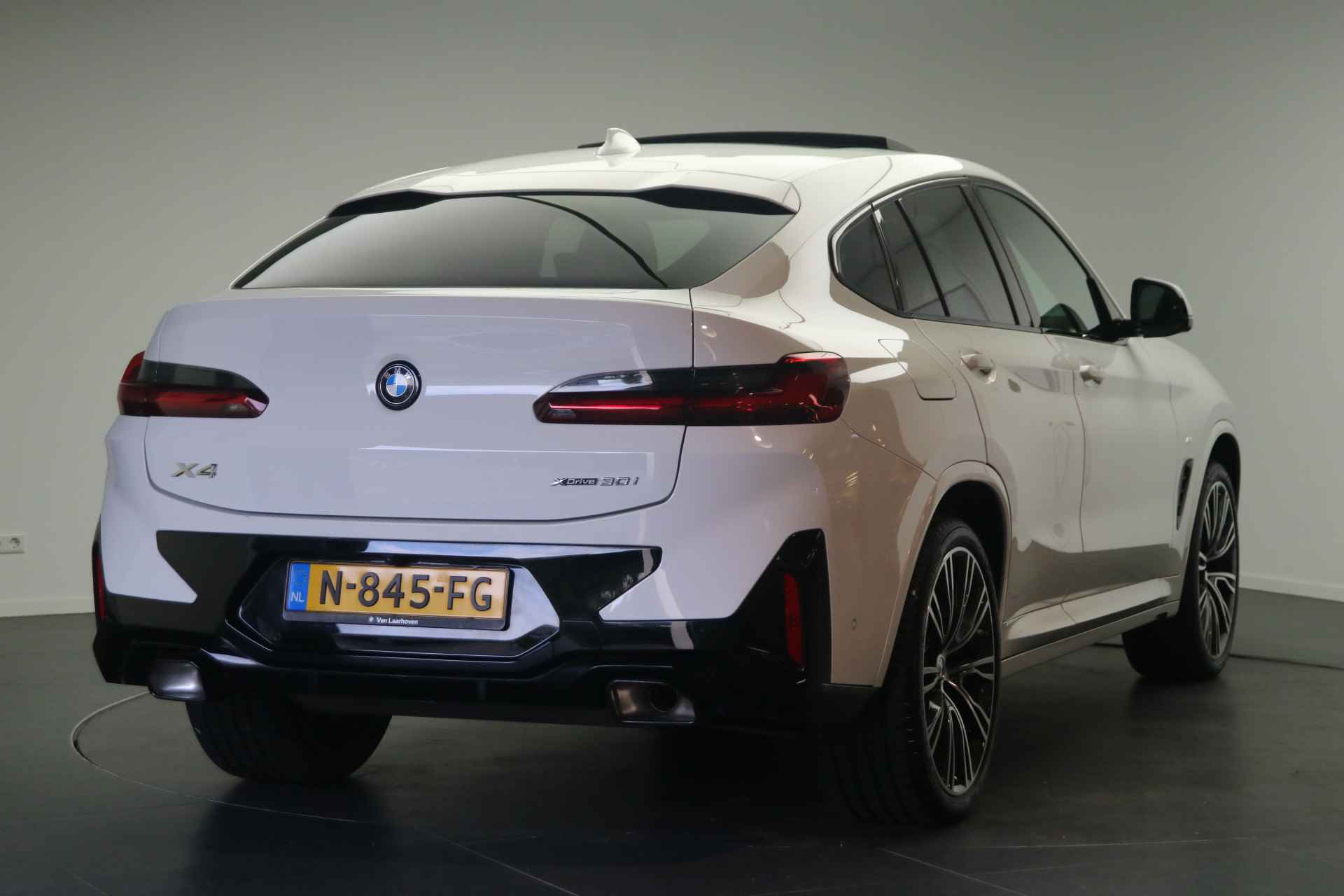 BMW X4 xDrive30i High Executive M Sport Automaat / Panoramadak / Sportstoelen / Stoelverwarming / Laserlight / Parking Assistant / Live Cockpit Professional / M Sportonderstel - 4/28