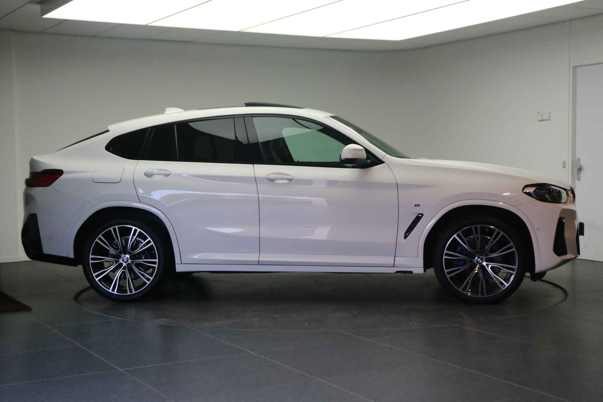 BMW X4 xDrive30i High Executive M Sport Automaat / Panoramadak / Sportstoelen / Stoelverwarming / Laserlight / Parking Assistant / Live Cockpit Professional / M Sportonderstel - 5/28