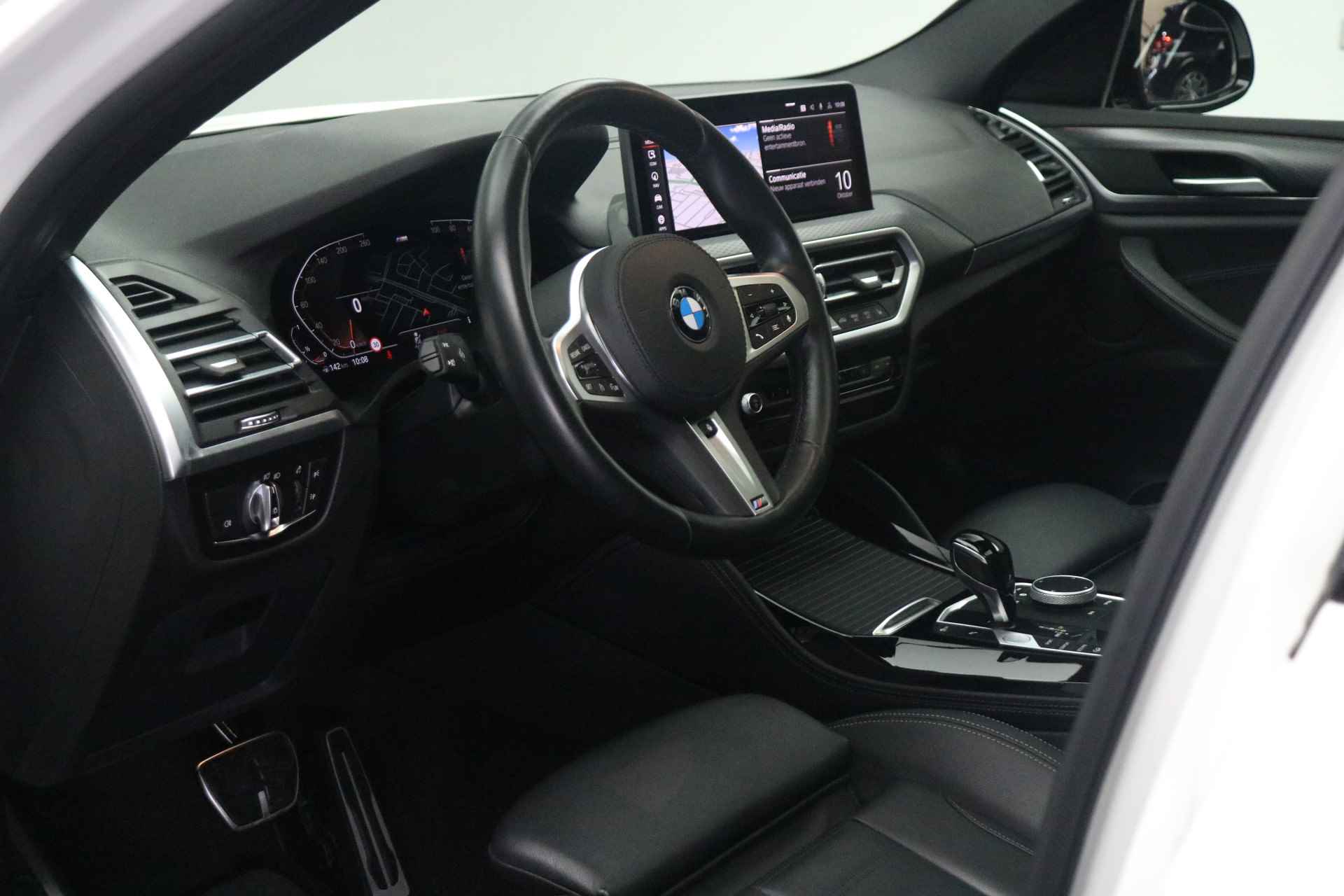 BMW X4 xDrive30i High Executive M Sport Automaat / Panoramadak / Sportstoelen / Stoelverwarming / Laserlight / Parking Assistant / Live Cockpit Professional / M Sportonderstel - 25/28