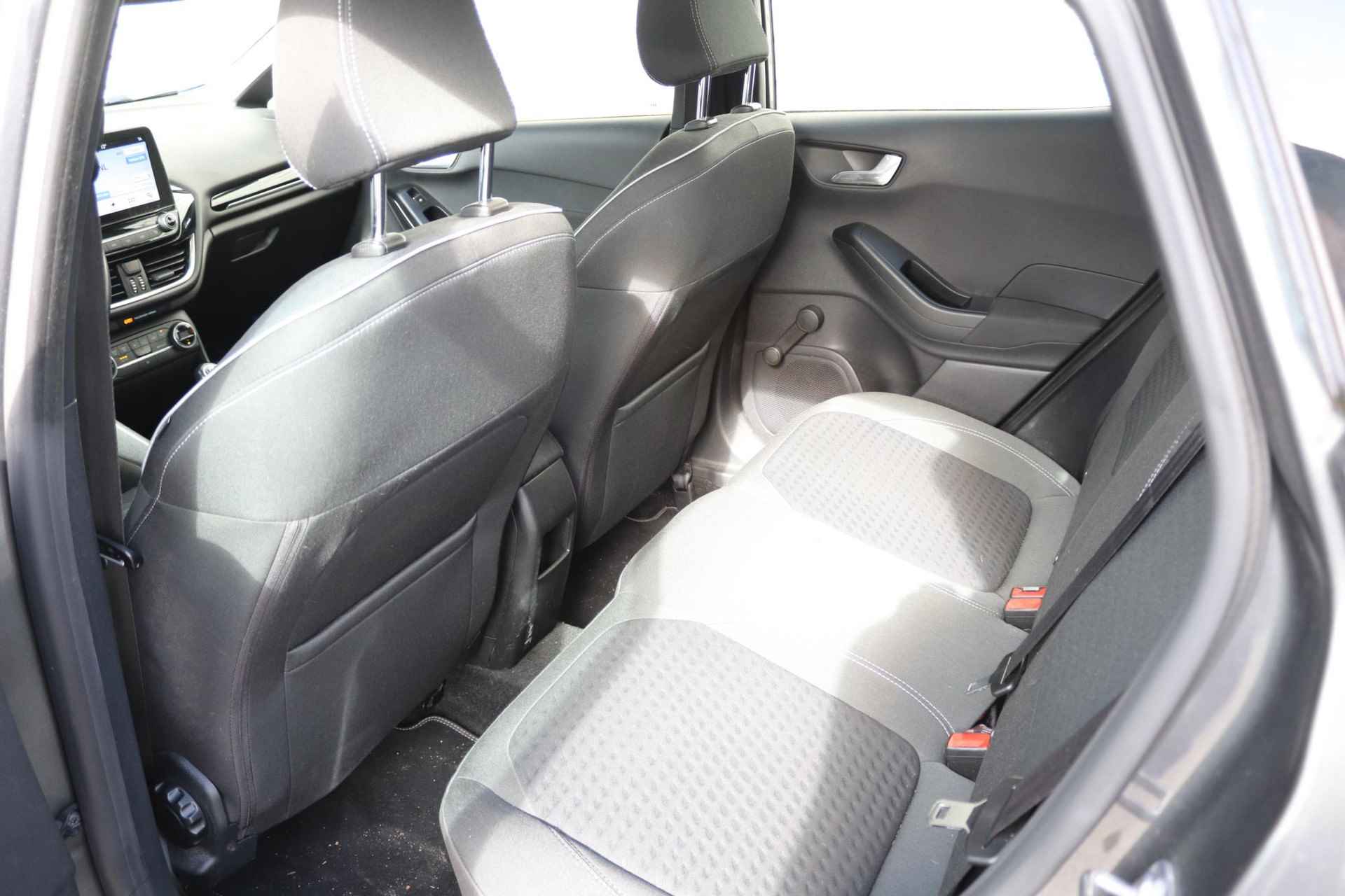 Ford Fiesta 1.0 EcoBoost 100 Titanium | 5-deurs | Navigatie | Apple Carplay | Climate Control | Panoramadak | Camera | Parkeersensoren | LMV 17" | - 14/32