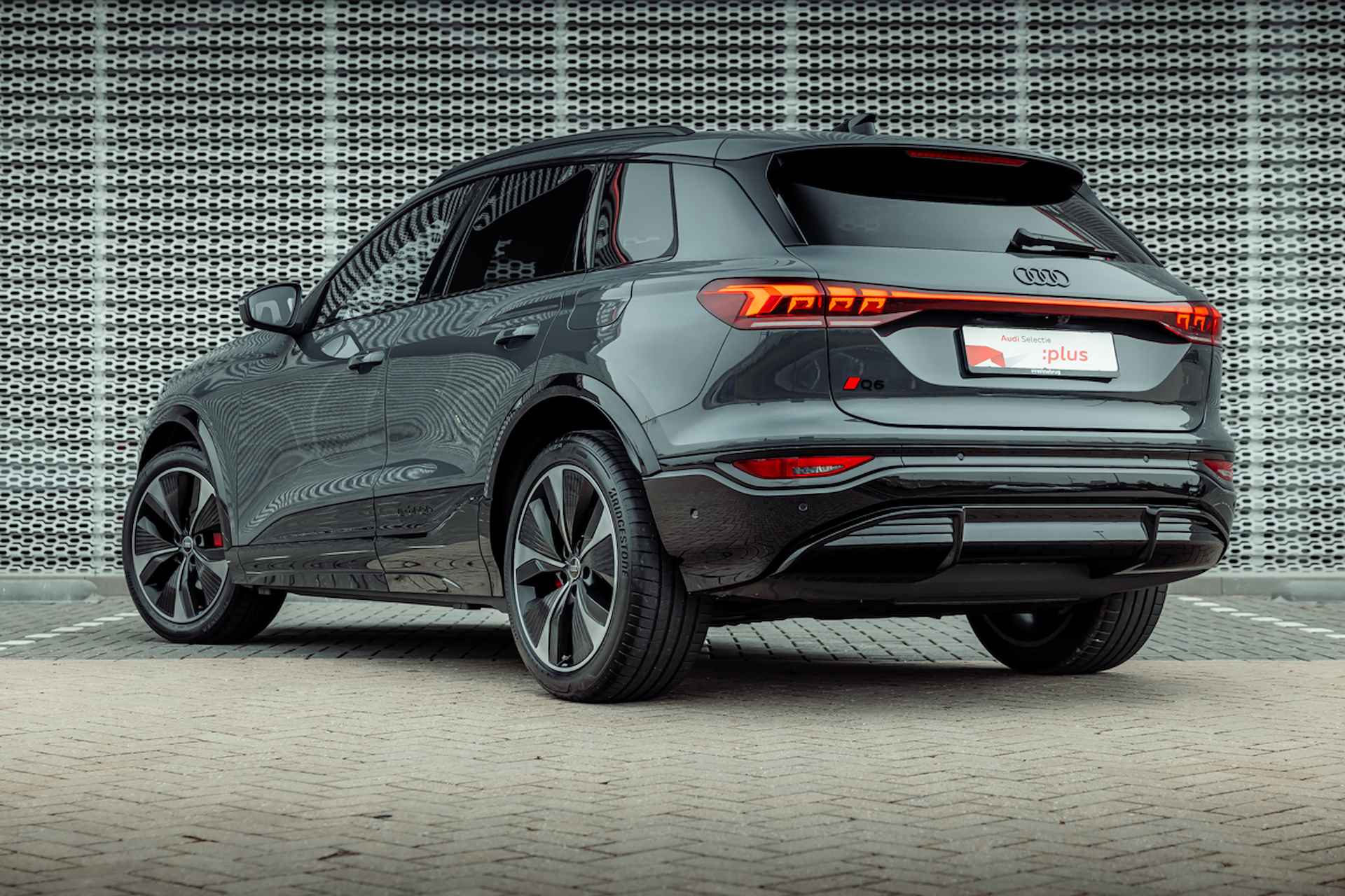 Audi Q6 e-tron S edition quattro 100 kWh | Luchtvering | Panoramadak | Tech Pro | Sportstoel Plus | Memory | B&O | Head Up | Driving & Parking pakket - 4/36