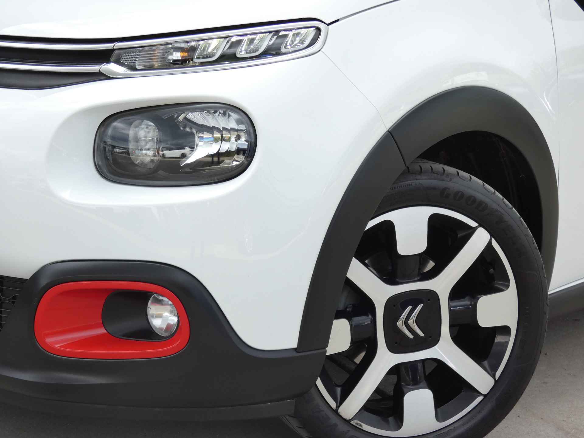 Citroën C3 1.2 PureTech S&S Shine Navigatie | Climate Control | Stoelverwarming - 4/47