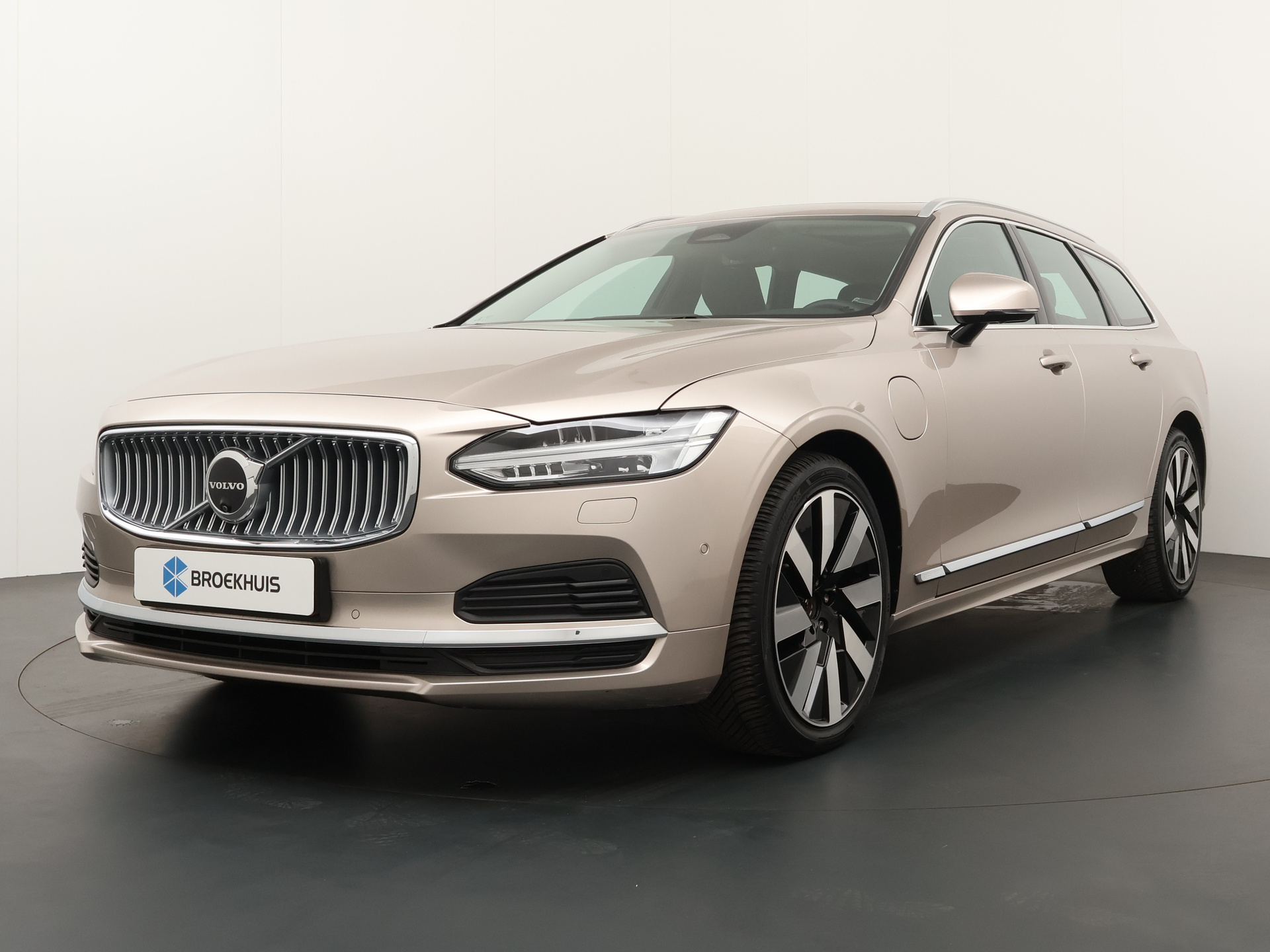 Volvo V90 T6 Recharge AWD Ultimate Bright | Luchtvering | Bowers&Wilkins | Trekhaak | Massage | Geventileerde Voorstoelen | Head-Up Displa