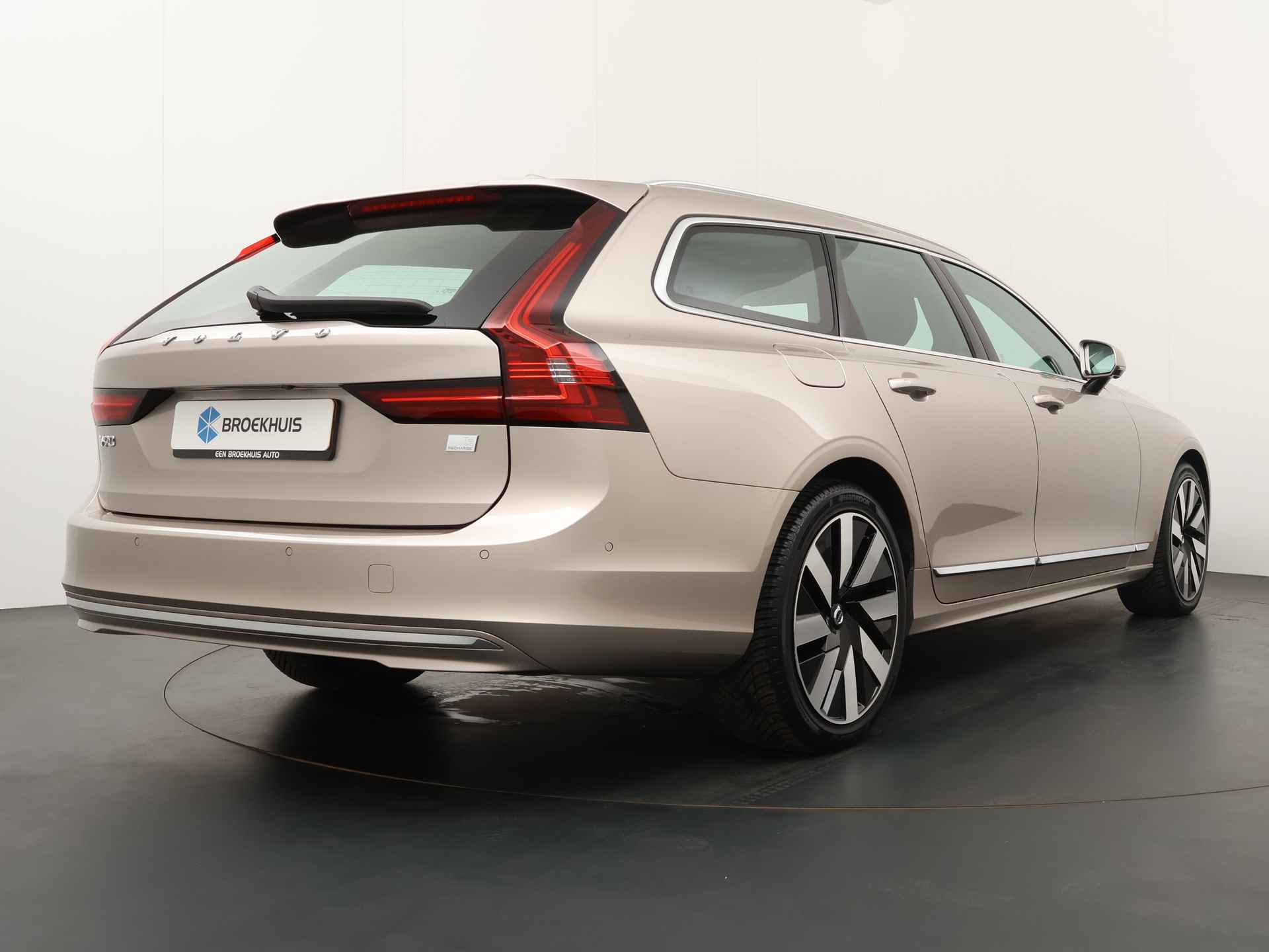 Volvo V90 T6 Recharge AWD Ultimate Bright | Luchtvering | Bowers&Wilkins | Trekhaak | Massage | Geventileerde Voorstoelen | Head-Up Displa - 3/41