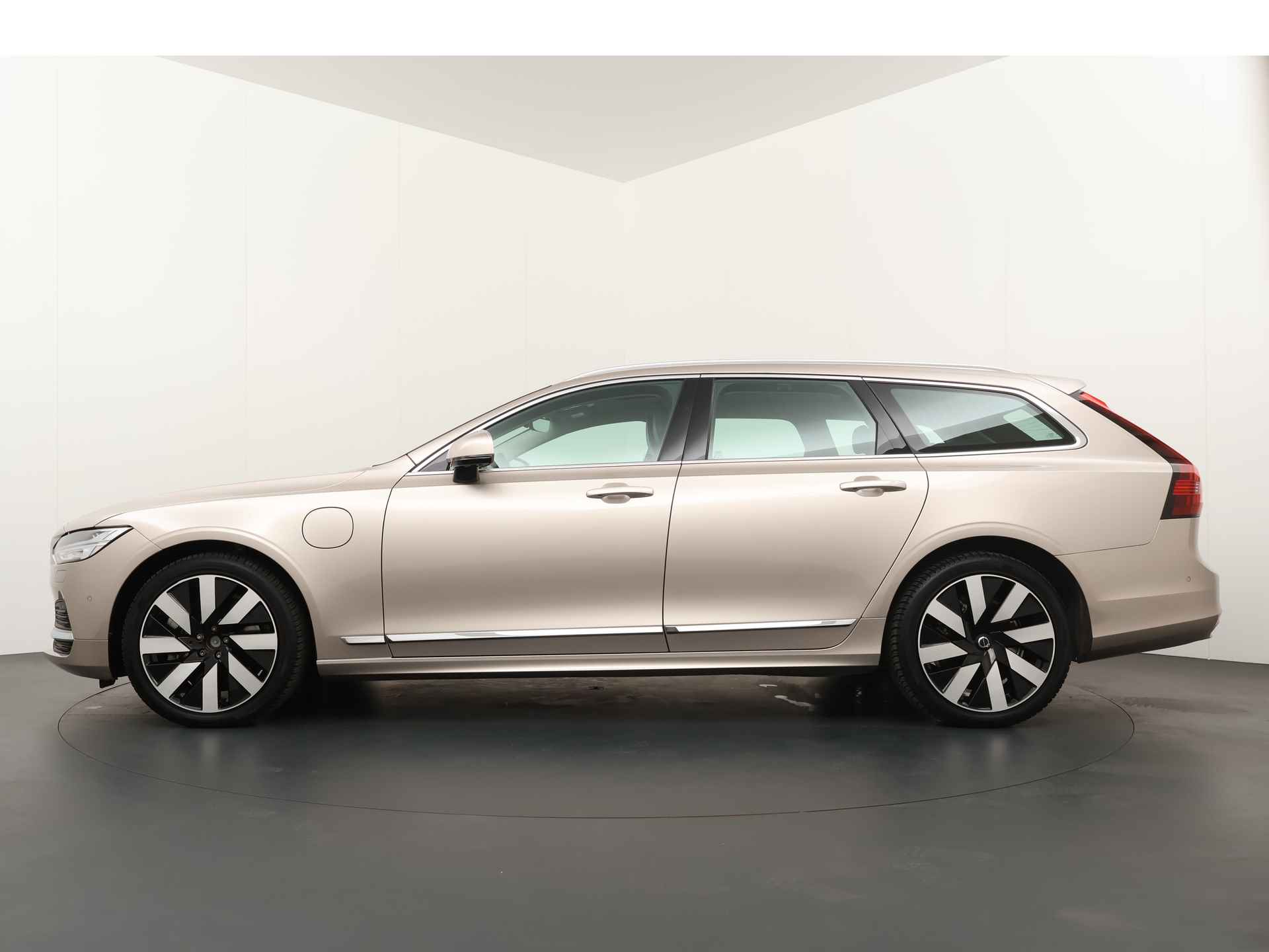 Volvo V90 T6 Recharge AWD Ultimate Bright | Luchtvering | Bowers&Wilkins | Trekhaak | Massage | Geventileerde Voorstoelen | Head-Up Displa - 4/41