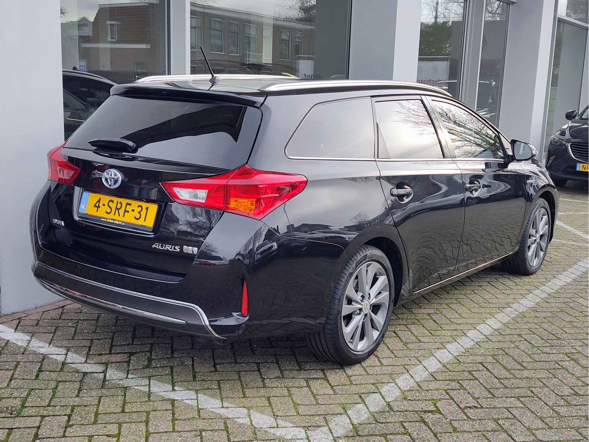 Toyota Auris Touring Sports 1.8 HYBRID LEASE Panoramadak | Cruise Control | Parkeercamera - 6/38