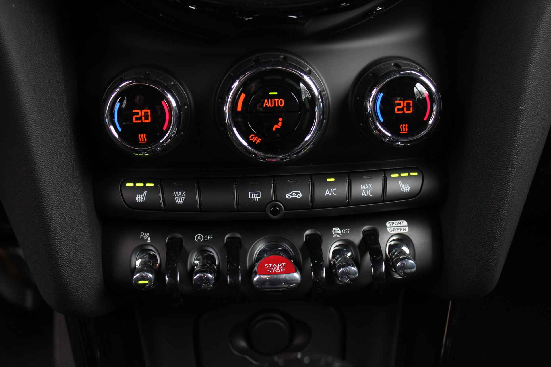 MINI Cabrio Cooper 136PK Automaat / Stoelverwarming / LED / Comfort Access / Achteruitrijcamera / Park Assistant / Harman Kardon - 28/32