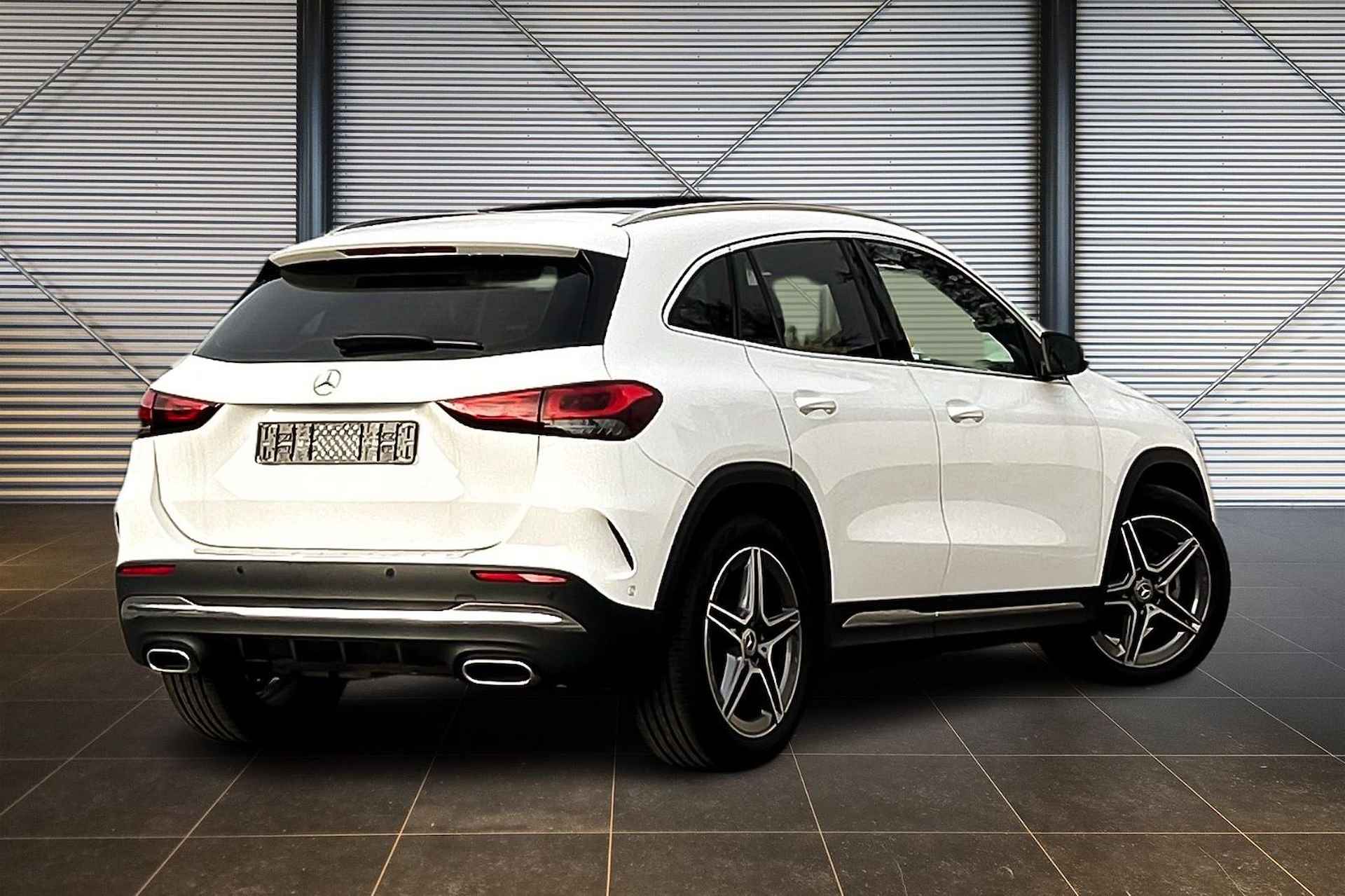 Mercedes-Benz GLA GLA 180 Automaat AMG Line | Panoramadak | Multibeam LED | Parkeerpakket met camera | Stoelverwarming | Spiegelpakket | 19'' Lichtmetalen Wielen - 2/6