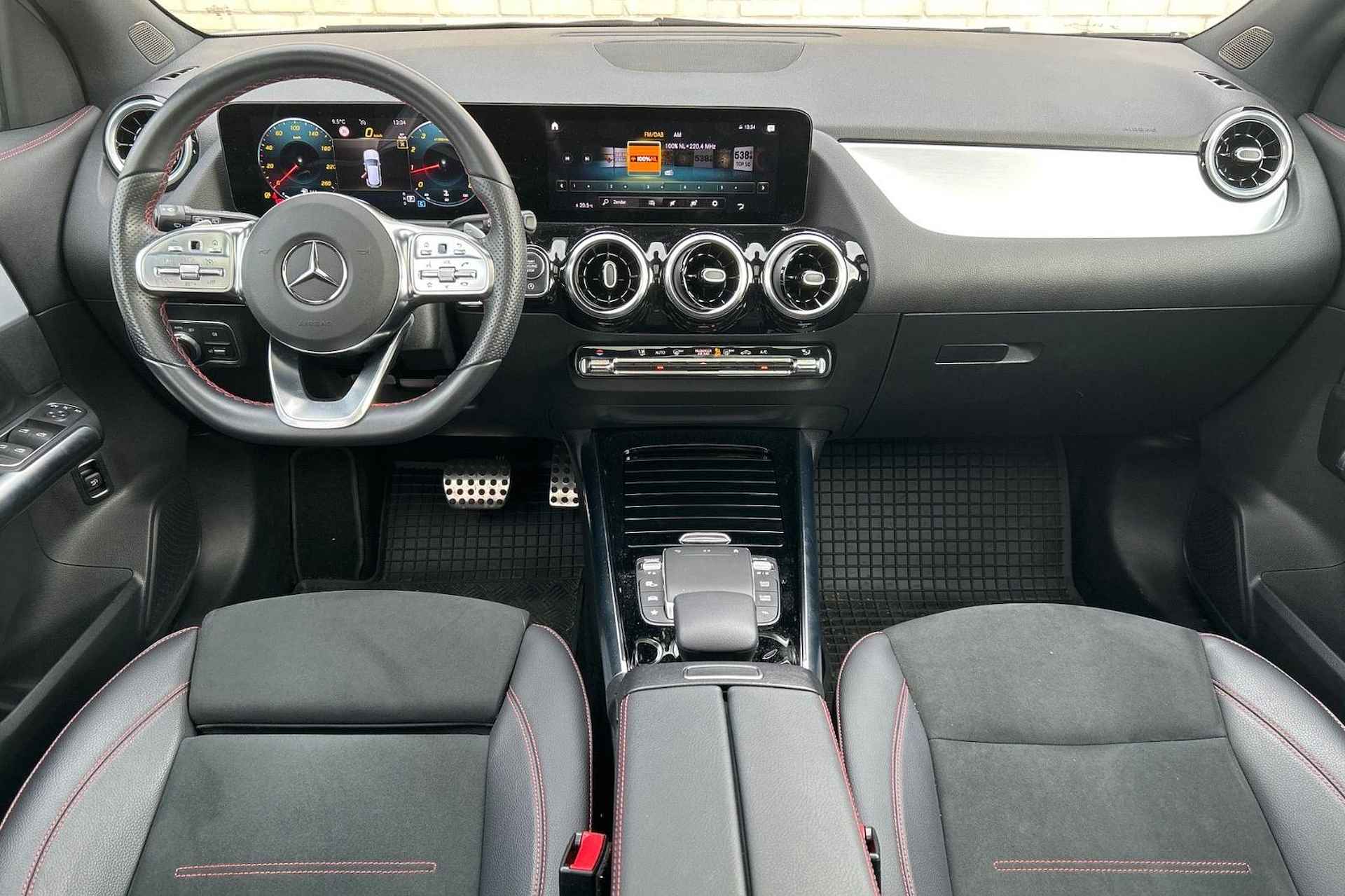 Mercedes-Benz GLA GLA 180 Automaat AMG Line | Panoramadak | Multibeam LED | Parkeerpakket met camera | Stoelverwarming | Spiegelpakket | 19'' Lichtmetalen Wielen - 3/6