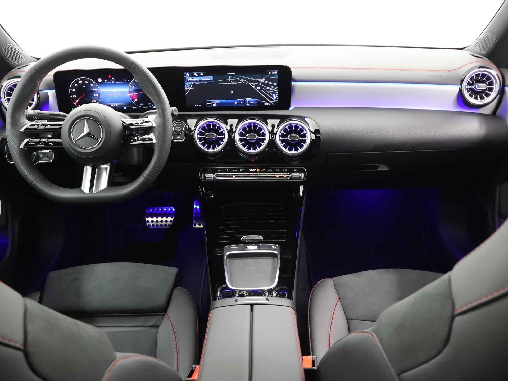 Mercedes-Benz CLA-klasse Coupe 180 AMG NIGHT Premium | Panorama-schuifdak | MultiBeam LED | Dodehoekassistent | Keyless Entry | Achteruitrijcamera | Sfeerverlichting | Stoelverwarming | DAB+ Radio | - 9/44