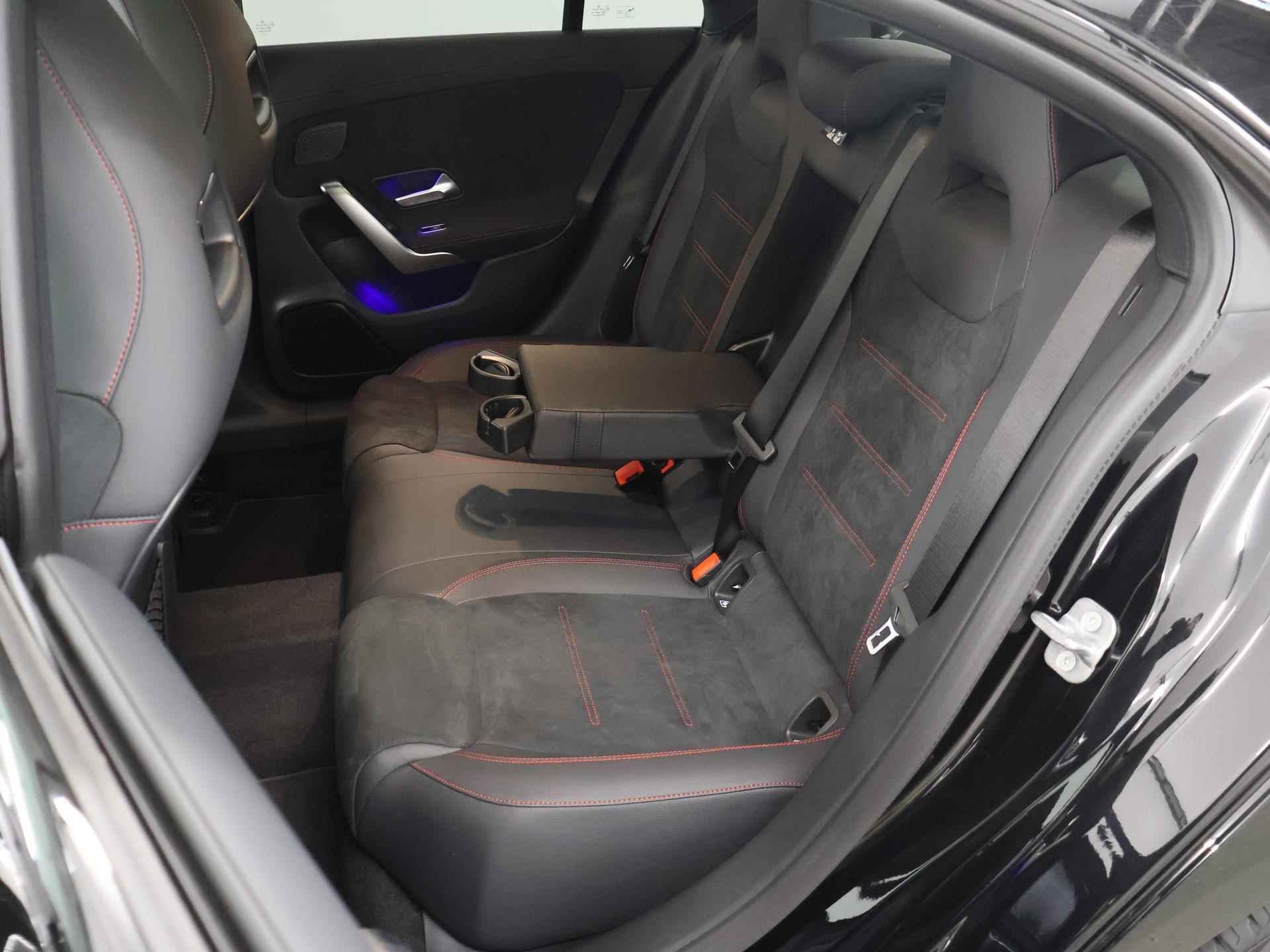 Mercedes-Benz CLA-klasse Coupe 180 AMG NIGHT Premium | Panorama-schuifdak | MultiBeam LED | Dodehoekassistent | Keyless Entry | Achteruitrijcamera | Sfeerverlichting | Stoelverwarming | DAB+ Radio | - 12/44