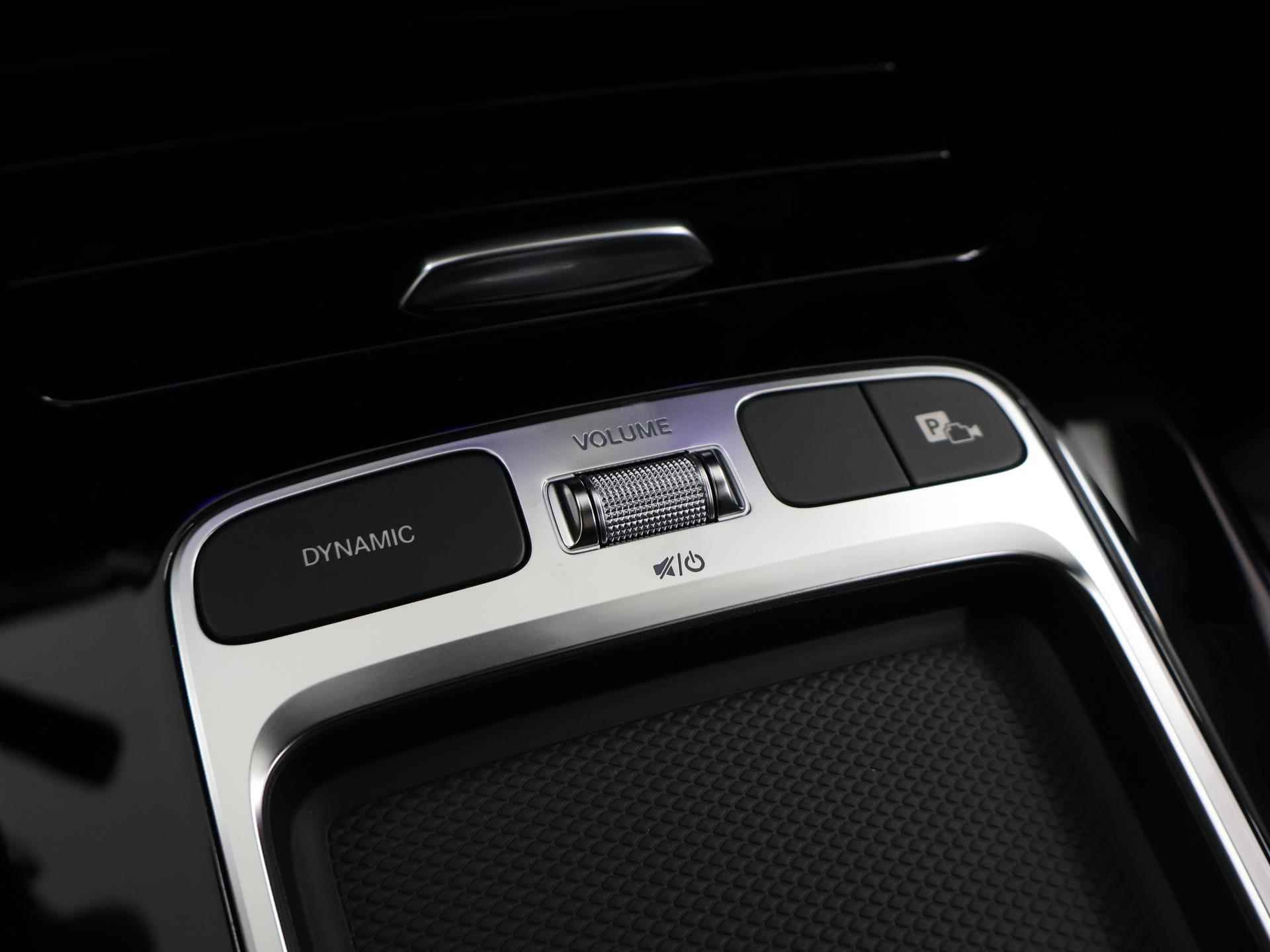 Mercedes-Benz CLA-klasse Coupe 180 AMG NIGHT Premium | Panorama-schuifdak | MultiBeam LED | Dodehoekassistent | Keyless Entry | Achteruitrijcamera | Sfeerverlichting | Stoelverwarming | DAB+ Radio | - 27/44