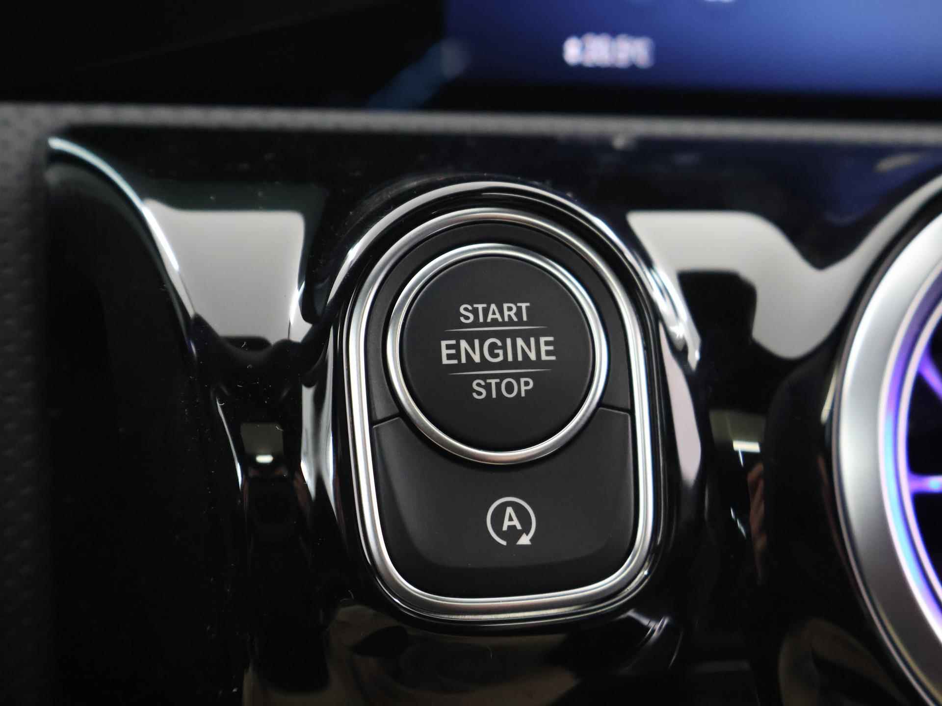 Mercedes-Benz CLA-klasse Coupe 180 AMG NIGHT Premium | Panorama-schuifdak | MultiBeam LED | Dodehoekassistent | Keyless Entry | Achteruitrijcamera | Sfeerverlichting | Stoelverwarming | DAB+ Radio | - 32/44