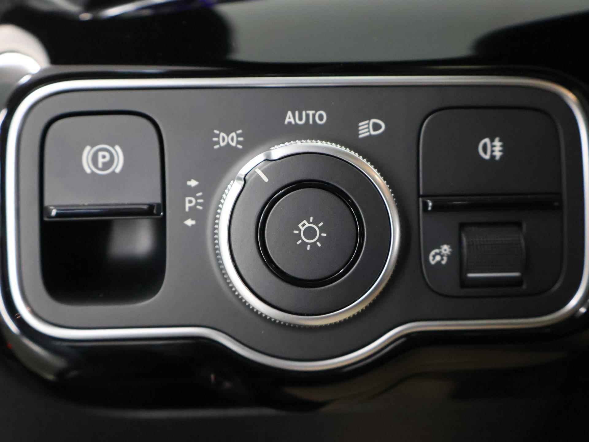 Mercedes-Benz CLA-klasse Coupe 180 AMG NIGHT Premium | Panorama-schuifdak | MultiBeam LED | Dodehoekassistent | Keyless Entry | Achteruitrijcamera | Sfeerverlichting | Stoelverwarming | DAB+ Radio | - 35/44
