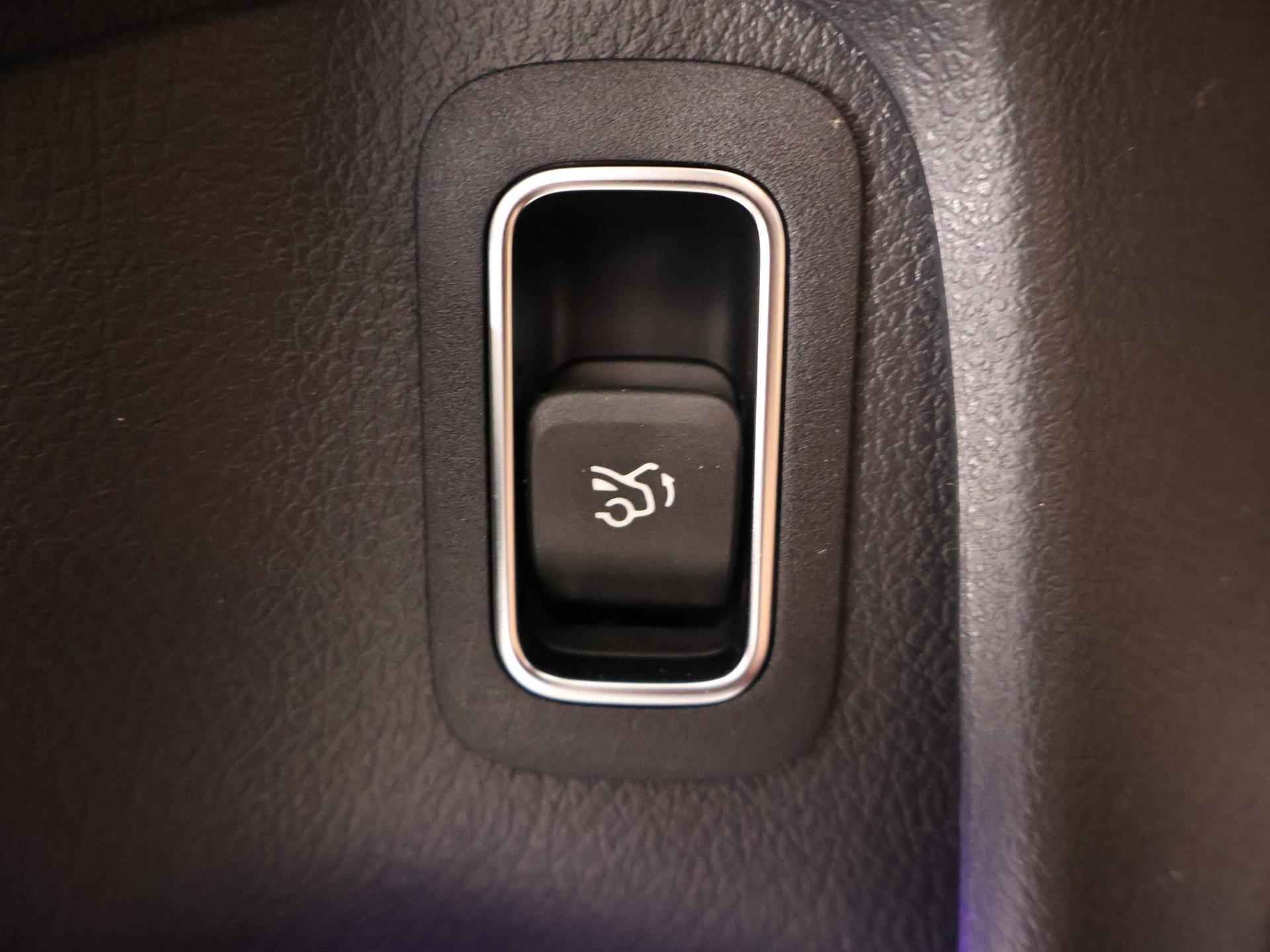 Mercedes-Benz CLA-klasse Coupe 180 AMG NIGHT Premium | Panorama-schuifdak | MultiBeam LED | Dodehoekassistent | Keyless Entry | Achteruitrijcamera | Sfeerverlichting | Stoelverwarming | DAB+ Radio | - 38/44
