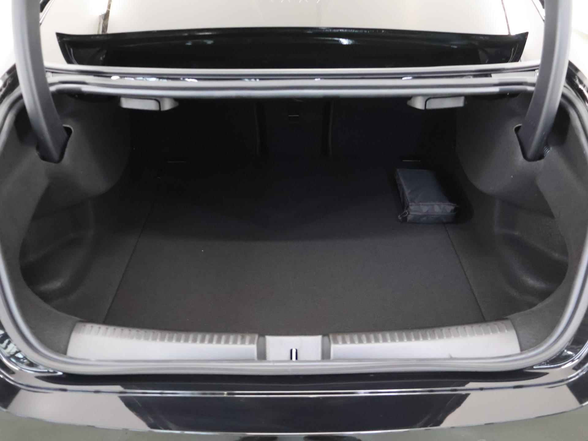 Mercedes-Benz CLA-klasse Coupe 180 AMG NIGHT Premium | Panorama-schuifdak | MultiBeam LED | Dodehoekassistent | Keyless Entry | Achteruitrijcamera | Sfeerverlichting | Stoelverwarming | DAB+ Radio | - 40/44