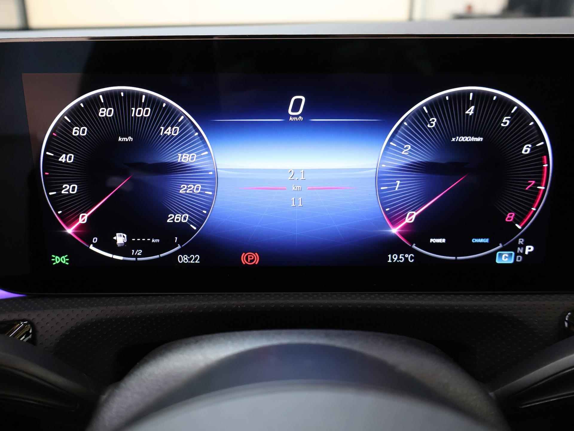 Mercedes-Benz CLA-klasse Coupe 180 AMG NIGHT Premium | Panorama-schuifdak | MultiBeam LED | Dodehoekassistent | Keyless Entry | Achteruitrijcamera | Sfeerverlichting | Stoelverwarming | DAB+ Radio | - 43/44