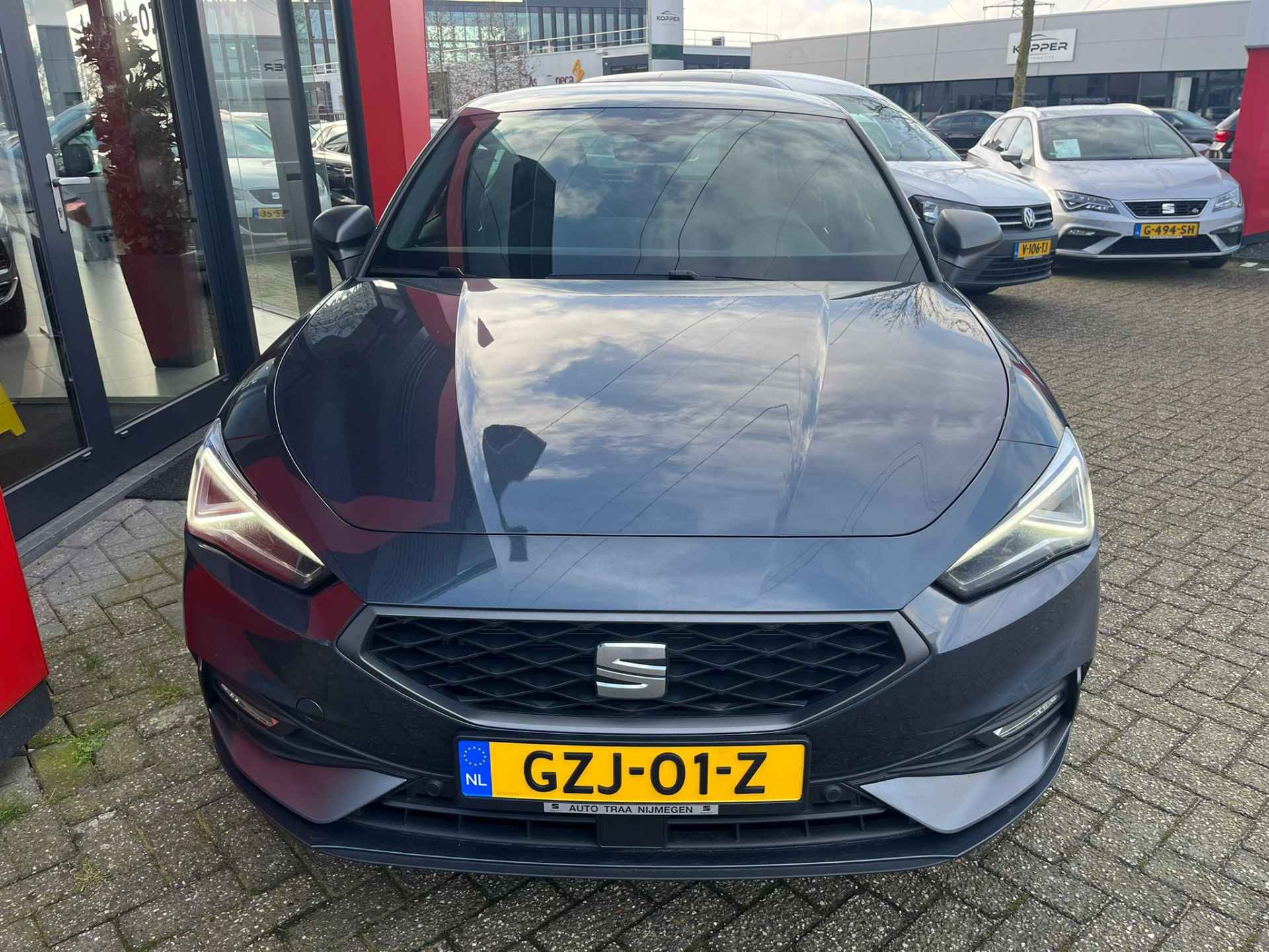 SEAT Leon 1.5 eTSI FR Business Intense / Navigatie / 17'' LMV / - 19/20