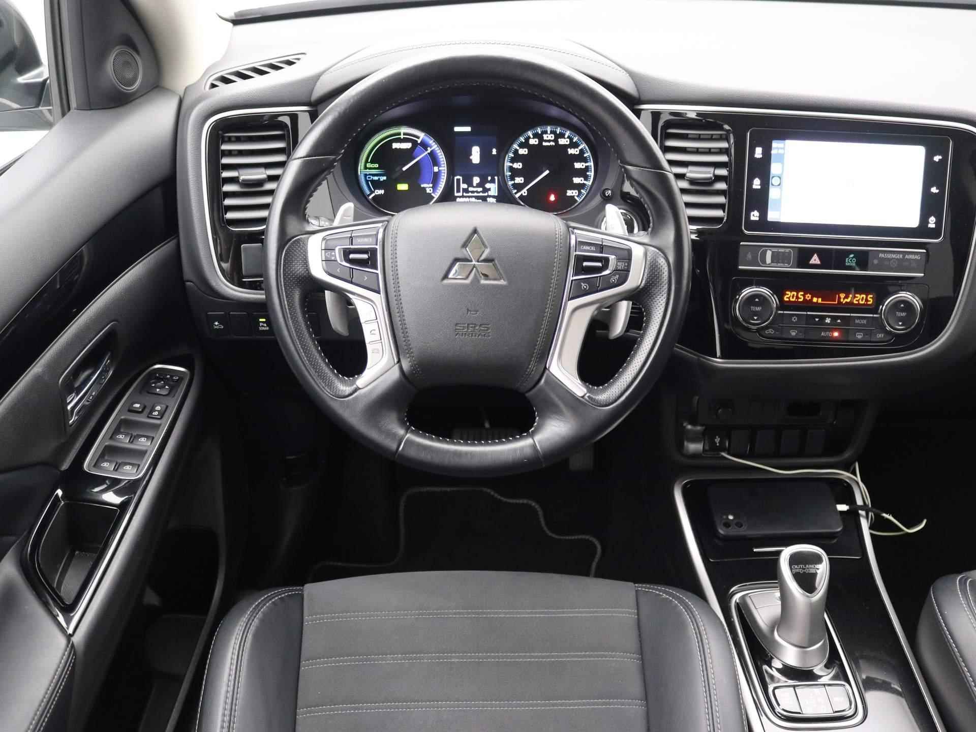 Mitsubishi Outlander 2.4 PHEV Intense S / Trekhaak / Navigatie / Applle CarPlay & Android Auto / 1500KG Trekgewicht /  Cruise Control / All season banden / Historie aanwezig / - 2/69