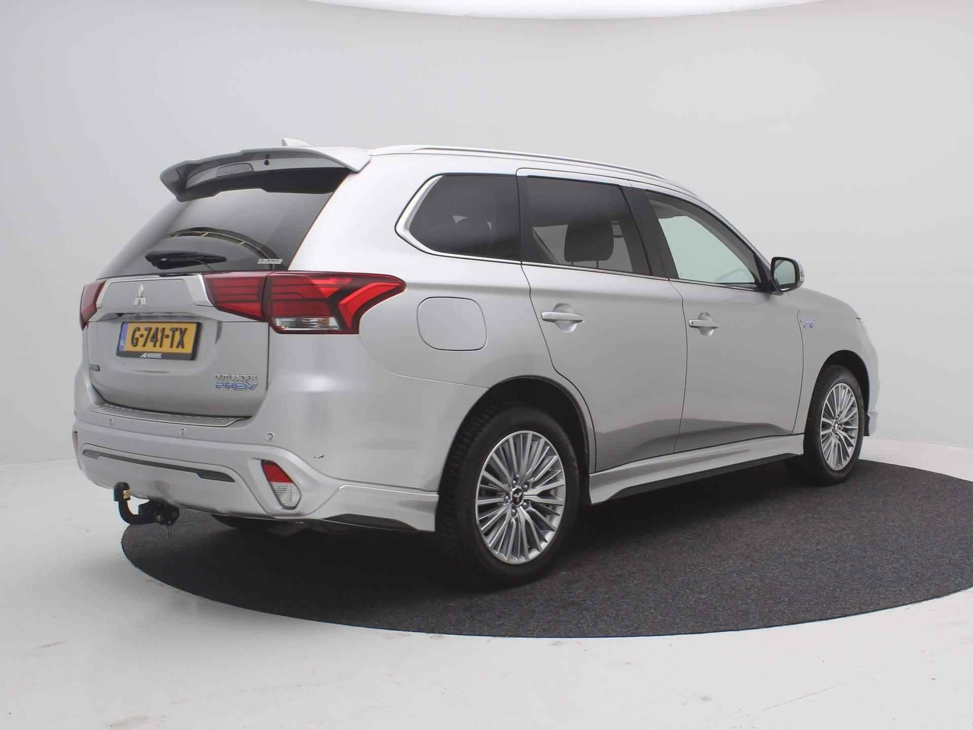 Mitsubishi Outlander 2.4 PHEV Intense S / Trekhaak / Navigatie / Applle CarPlay & Android Auto / 1500KG Trekgewicht /  Cruise Control / All season banden / Historie aanwezig / - 3/69