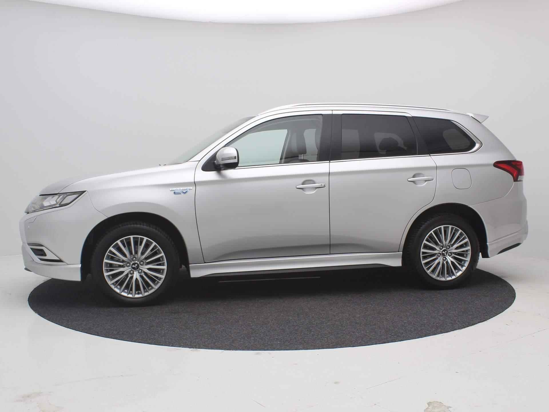 Mitsubishi Outlander 2.4 PHEV Intense S / Trekhaak / Navigatie / Applle CarPlay & Android Auto / 1500KG Trekgewicht /  Cruise Control / All season banden / Historie aanwezig / - 6/69