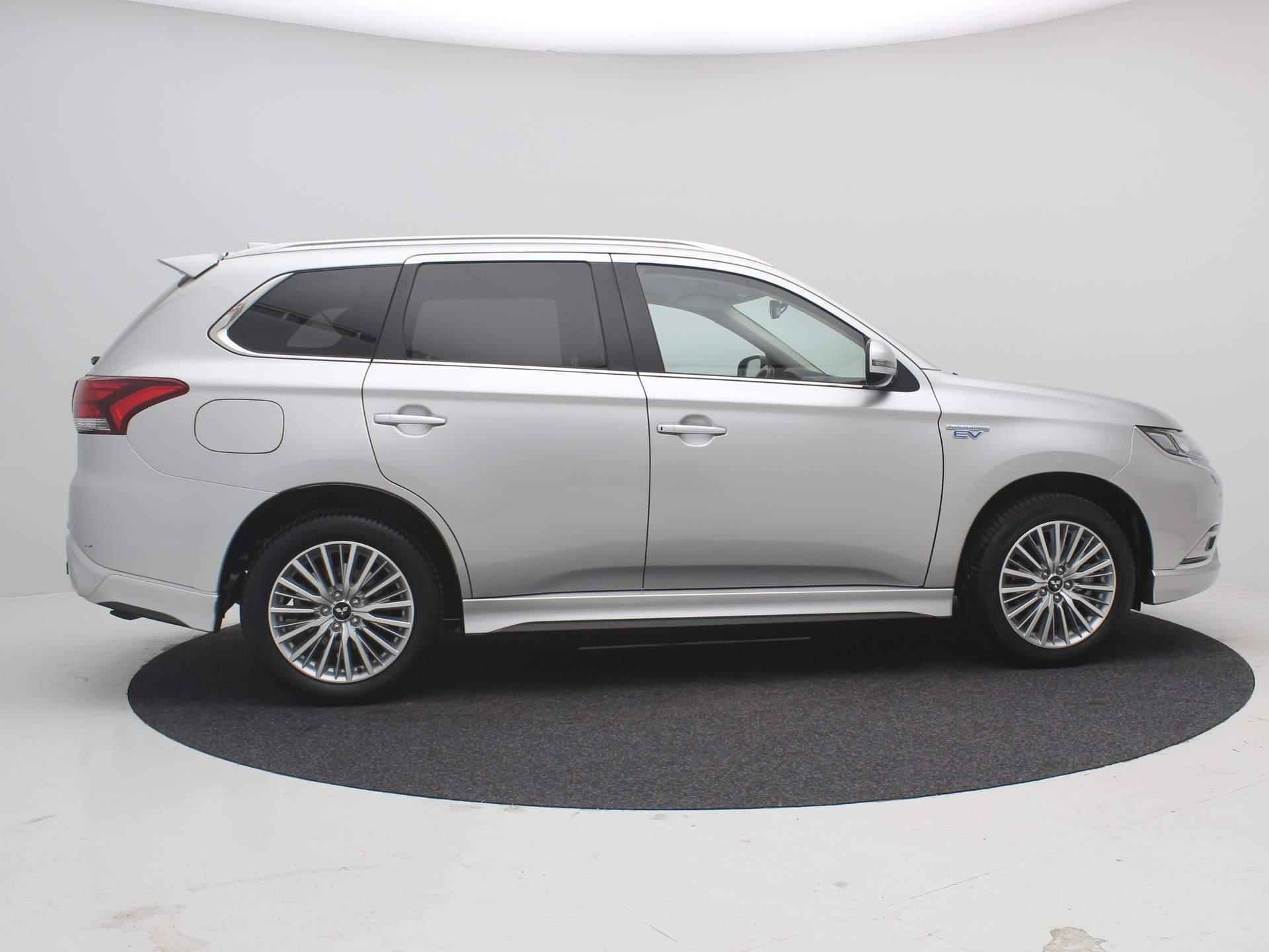 Mitsubishi Outlander 2.4 PHEV Intense S / Trekhaak / Navigatie / Applle CarPlay & Android Auto / 1500KG Trekgewicht /  Cruise Control / All season banden / Historie aanwezig / - 11/69