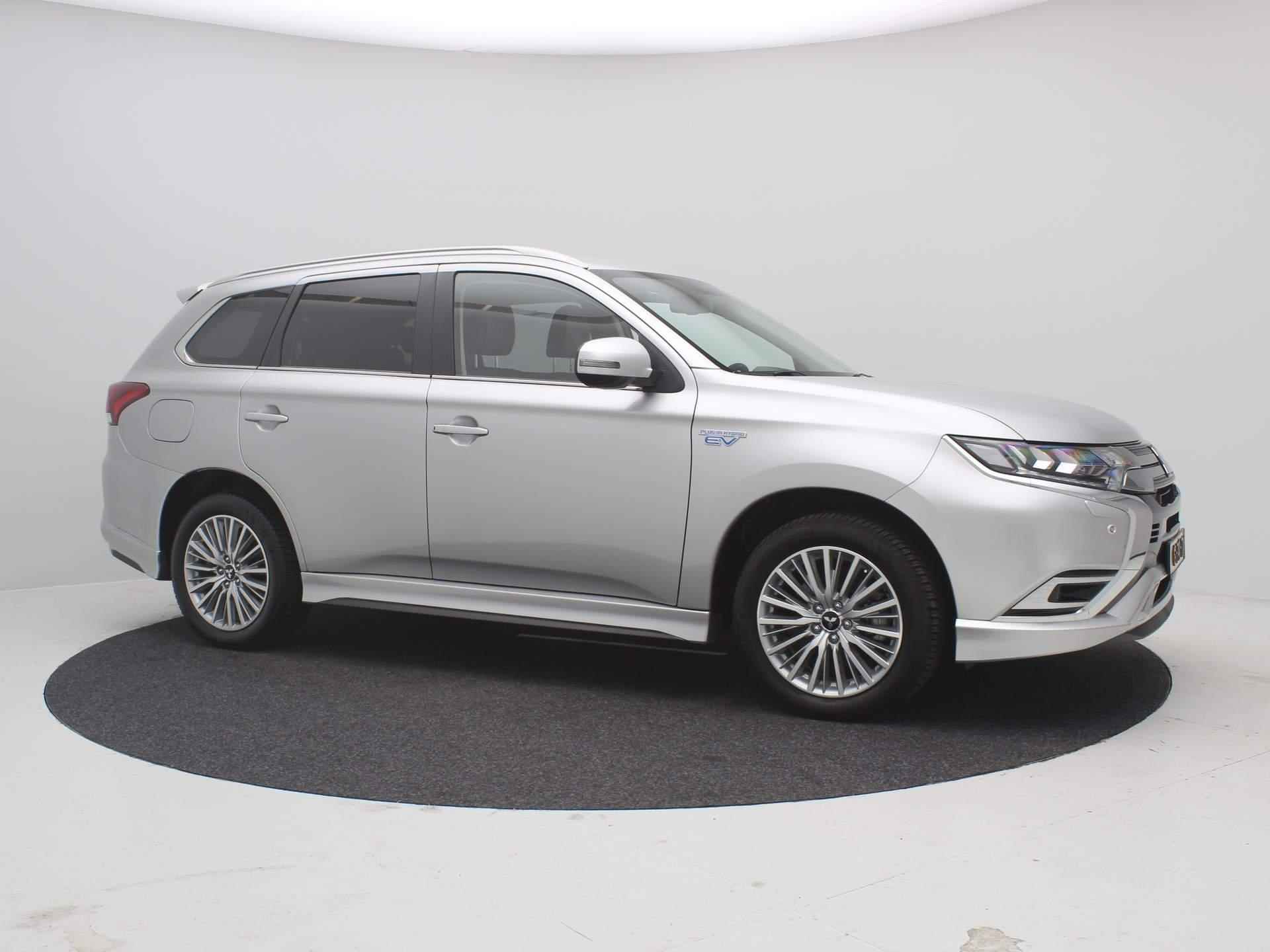 Mitsubishi Outlander 2.4 PHEV Intense S / Trekhaak / Navigatie / Applle CarPlay & Android Auto / 1500KG Trekgewicht /  Cruise Control / All season banden / Historie aanwezig / - 12/69