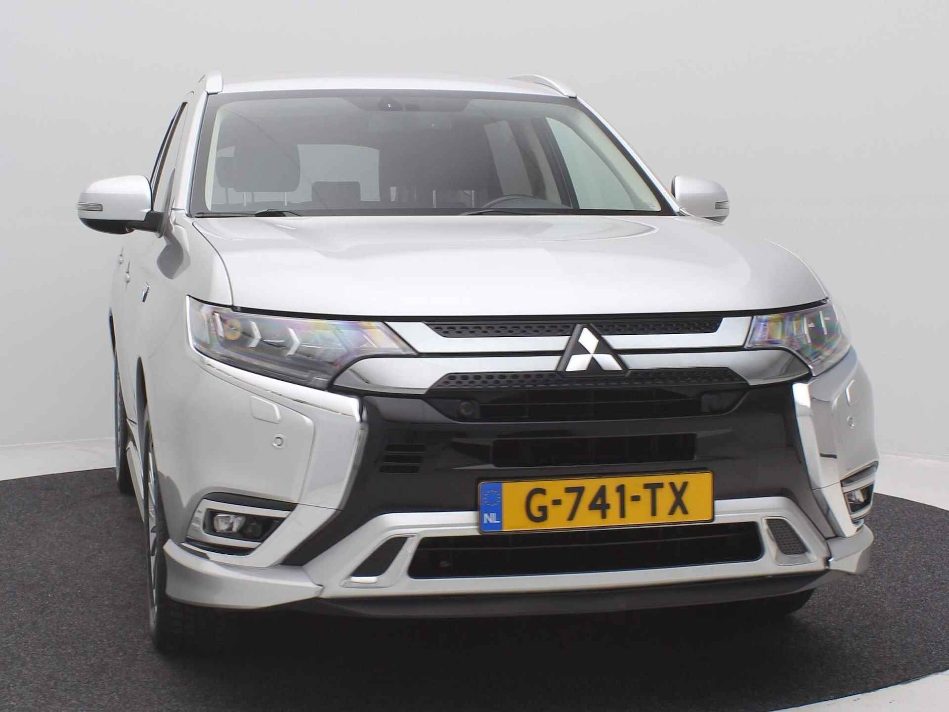 Mitsubishi Outlander 2.4 PHEV Intense S / Trekhaak / Navigatie / Applle CarPlay & Android Auto / 1500KG Trekgewicht /  Cruise Control / All season banden / Historie aanwezig / - 19/69