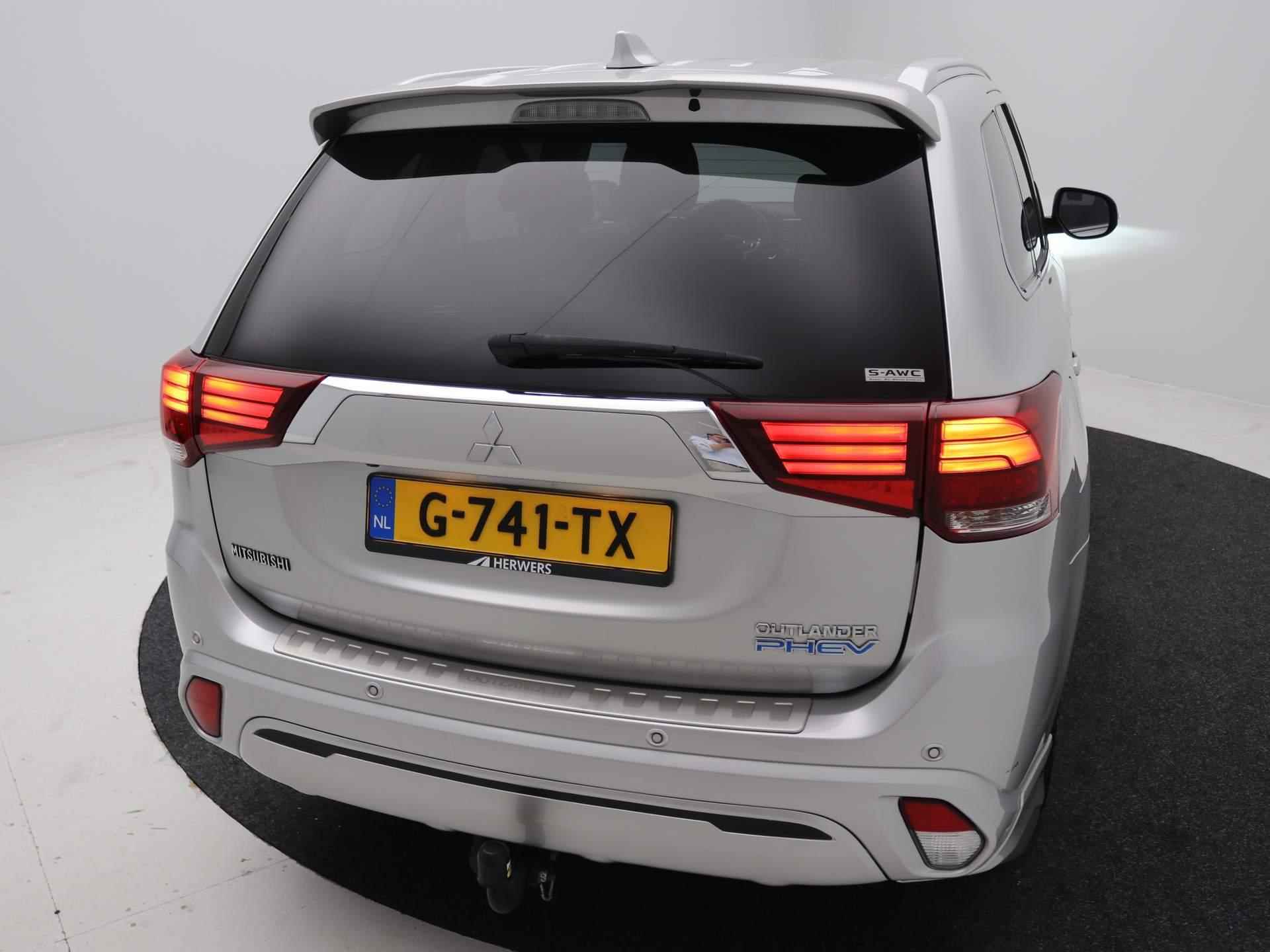 Mitsubishi Outlander 2.4 PHEV Intense S / Trekhaak / Navigatie / Applle CarPlay & Android Auto / 1500KG Trekgewicht /  Cruise Control / All season banden / Historie aanwezig / - 67/69