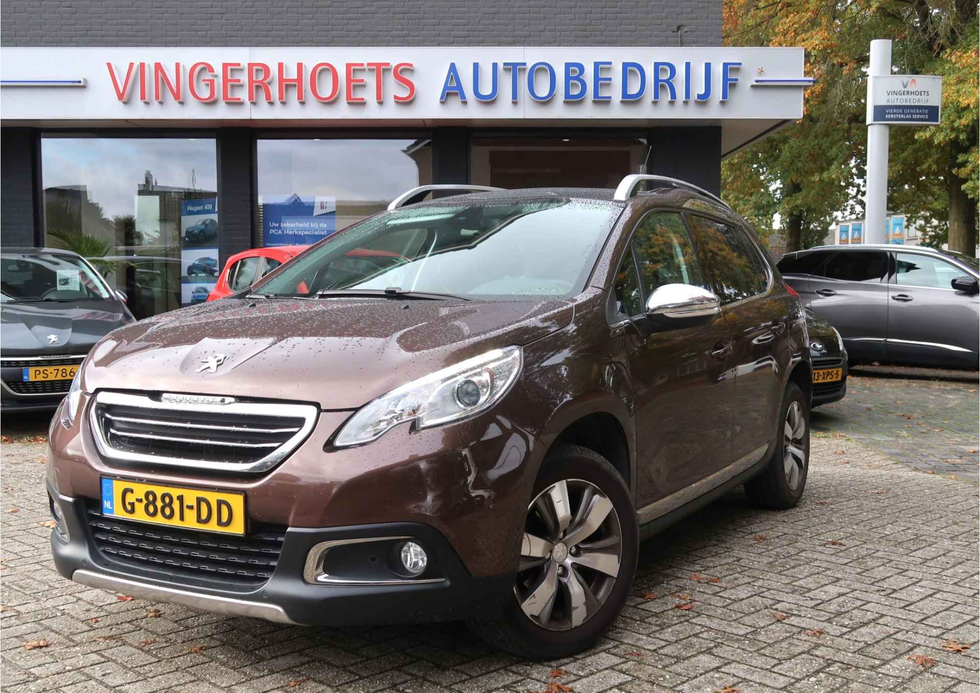 Peugeot 2008 Hele luxe Benzine uitvoering en top onderhouden. Luxe benzine uitvoering * Navigatie * Panoramadak * Automatisch in- & uitparkeersysteem * Parkeersensoren *  1/2 Lederen Interieur * Vingerhoets; Vierde Generatie  Eersteklas Service ! - 3/38