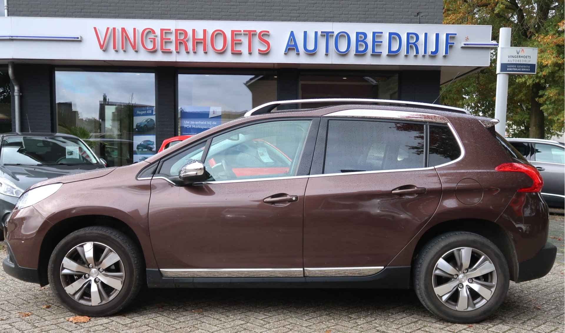 Peugeot 2008 Hele luxe Benzine uitvoering en top onderhouden. Luxe benzine uitvoering * Navigatie * Panoramadak * Automatisch in- & uitparkeersysteem * Parkeersensoren *  1/2 Lederen Interieur * Vingerhoets; Vierde Generatie  Eersteklas Service ! - 4/38