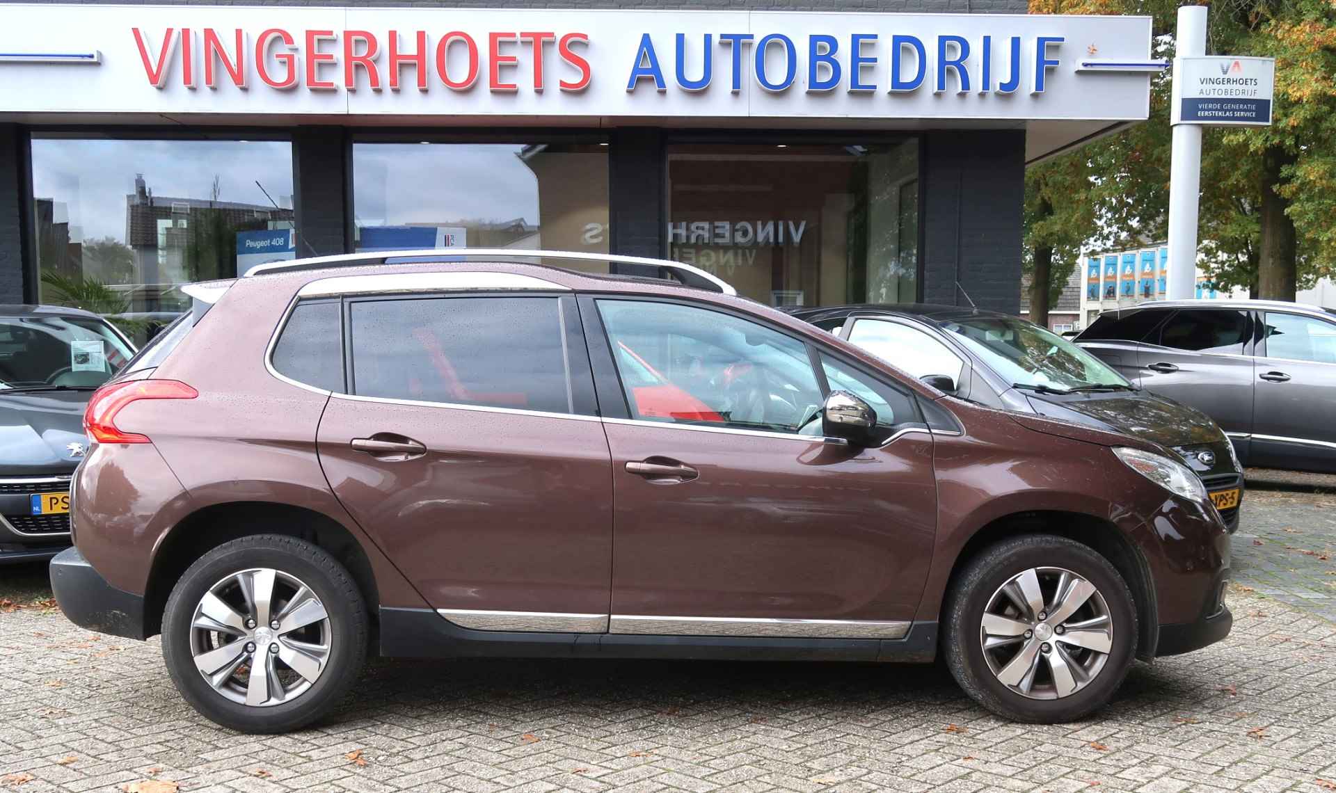 Peugeot 2008 Hele luxe Benzine uitvoering en top onderhouden. Luxe benzine uitvoering * Navigatie * Panoramadak * Automatisch in- & uitparkeersysteem * Parkeersensoren *  1/2 Lederen Interieur * Vingerhoets; Vierde Generatie  Eersteklas Service ! - 6/38