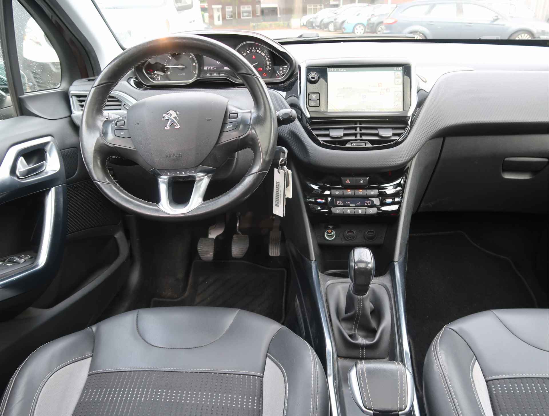 Peugeot 2008 Hele luxe Benzine uitvoering en top onderhouden. Luxe benzine uitvoering * Navigatie * Panoramadak * Automatisch in- & uitparkeersysteem * Parkeersensoren *  1/2 Lederen Interieur * Vingerhoets; Vierde Generatie  Eersteklas Service ! - 8/38