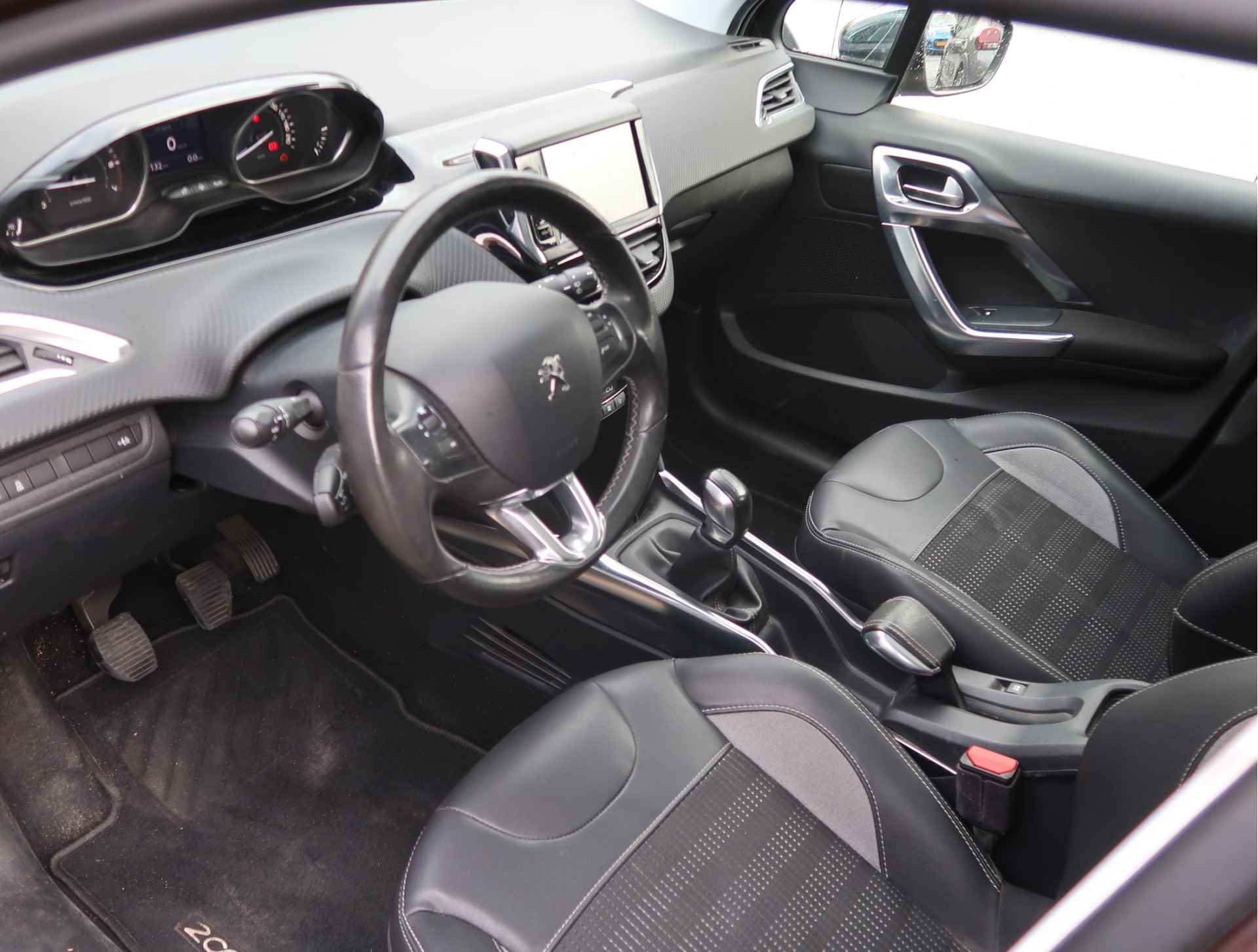 Peugeot 2008 Hele luxe Benzine uitvoering en top onderhouden. Luxe benzine uitvoering * Navigatie * Panoramadak * Automatisch in- & uitparkeersysteem * Parkeersensoren *  1/2 Lederen Interieur * Vingerhoets; Vierde Generatie  Eersteklas Service ! - 9/38